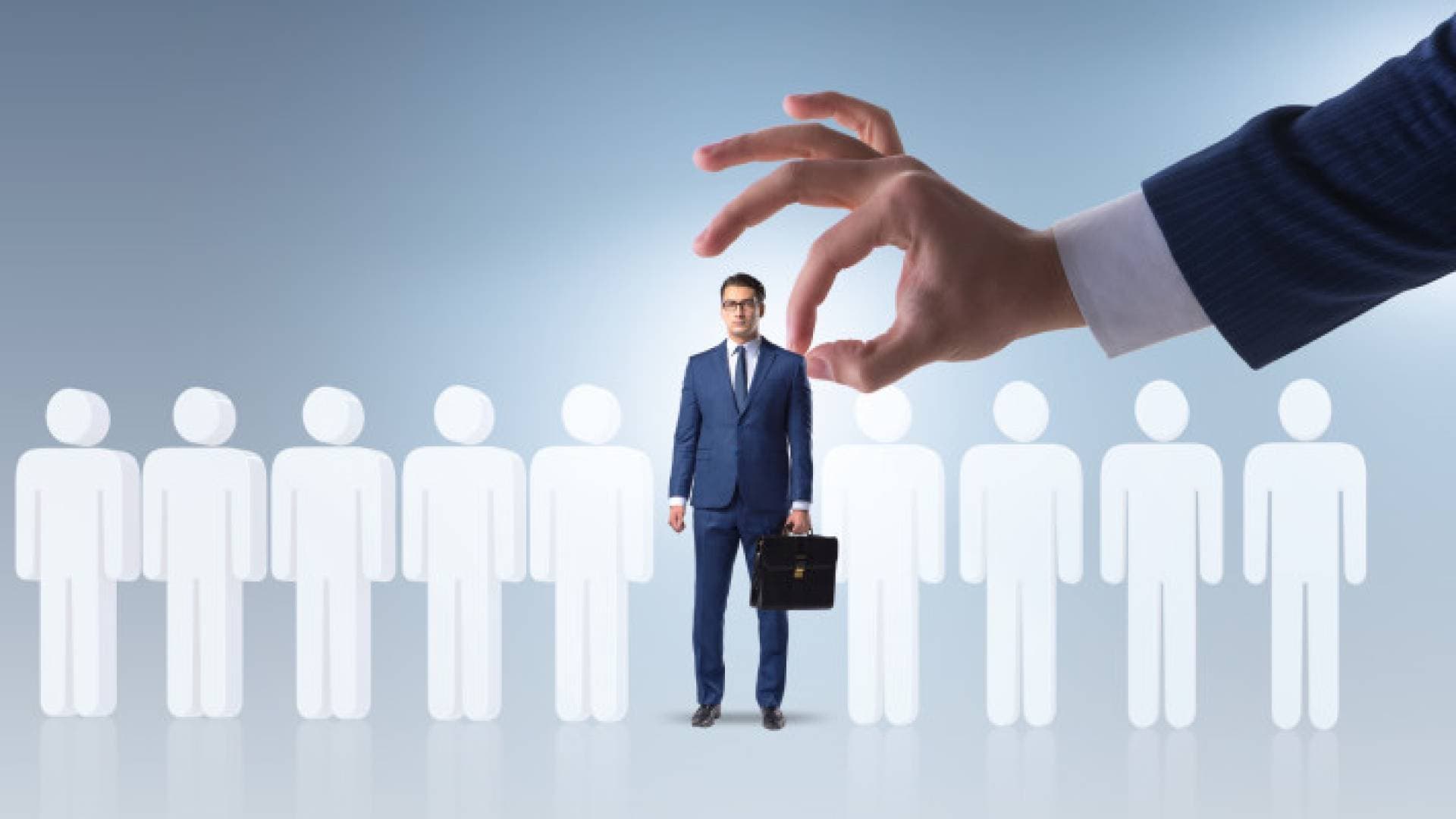نظام الموارد البشرية الجديد يثير مخاوف من تراجع مستوى معيشة الموظفين | تقرير