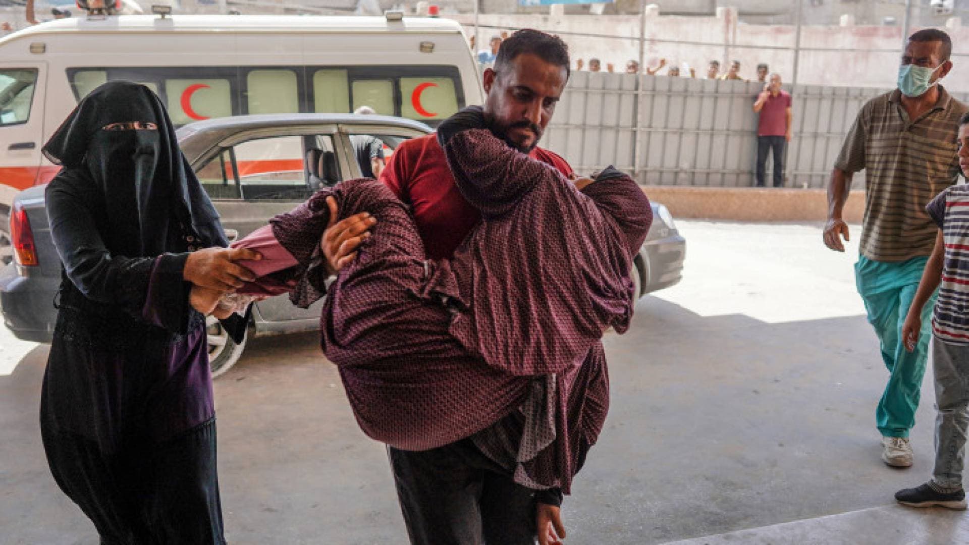 غزة تحت القصف.. نحيب وألم لا ينقطعان منذ 294 يوما