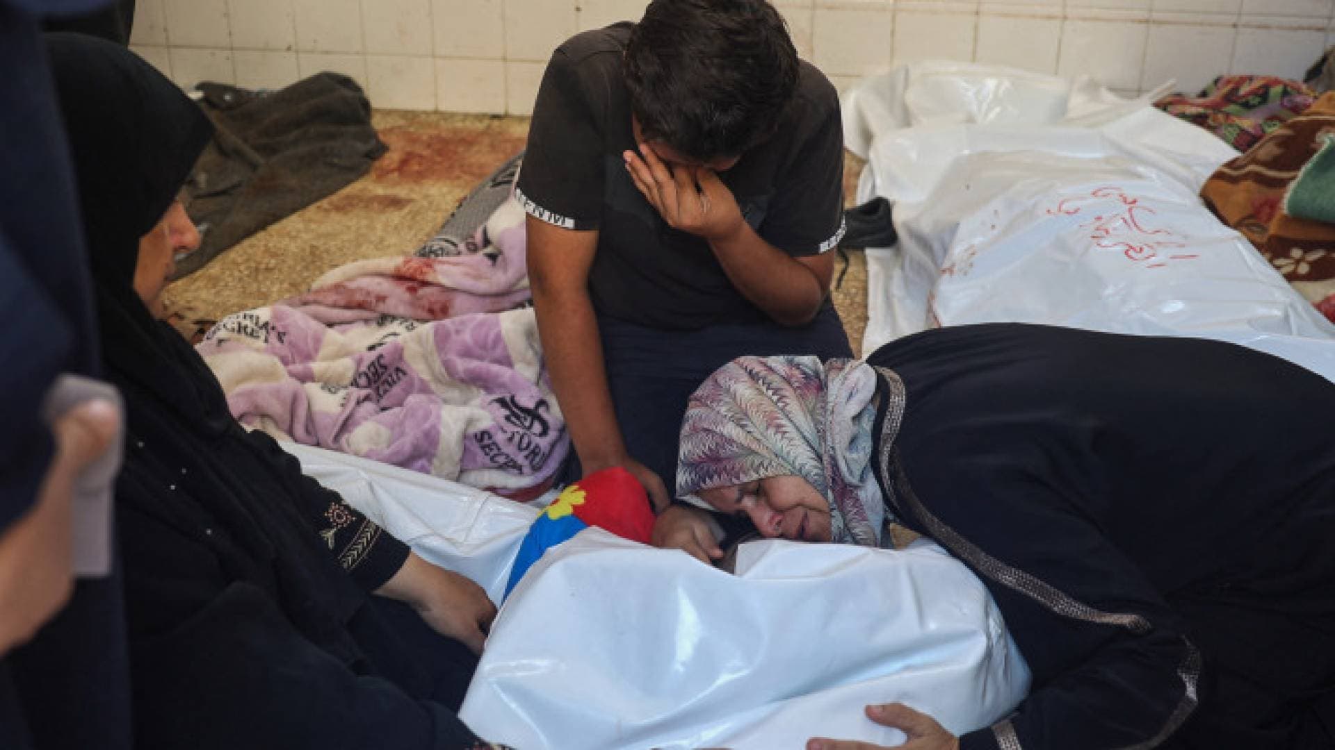 مراسل "رؤيا": شهداء وجرحى باستهداف خيام النازحين بمواصي خان يونس