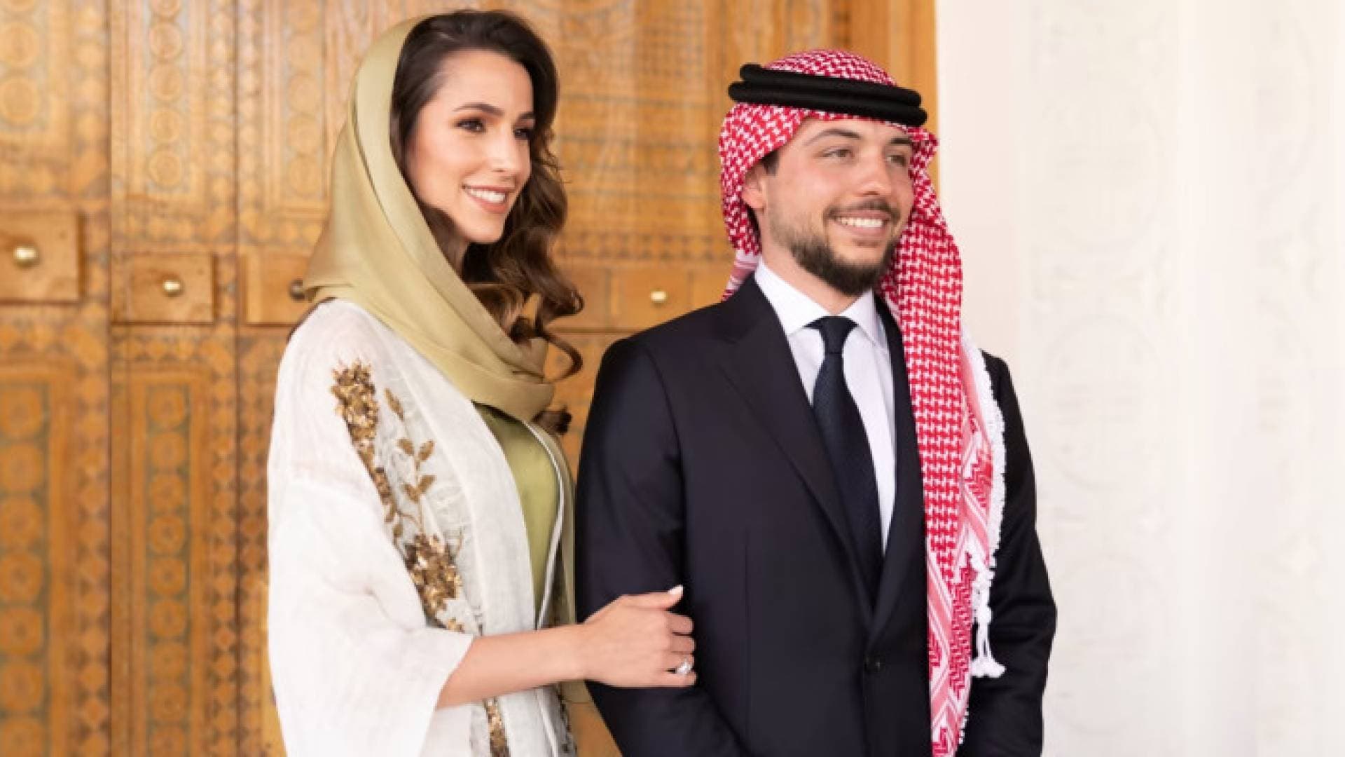 بالفيديو.. ولي العهد والأميرة رجوة يرزقان بالأميرة إيمان بنت الحسين