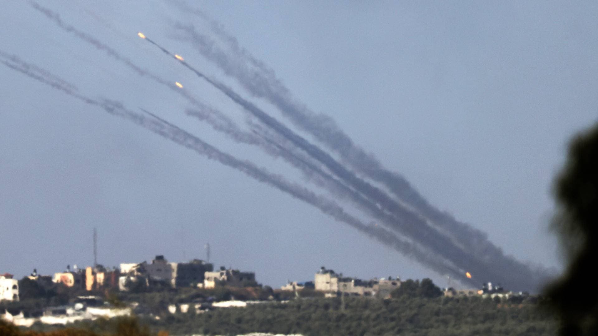 عشرات الصواريخ تستهدف الجولان السوري المحتل وشمال الأراضي الفلسطينية المحتلة