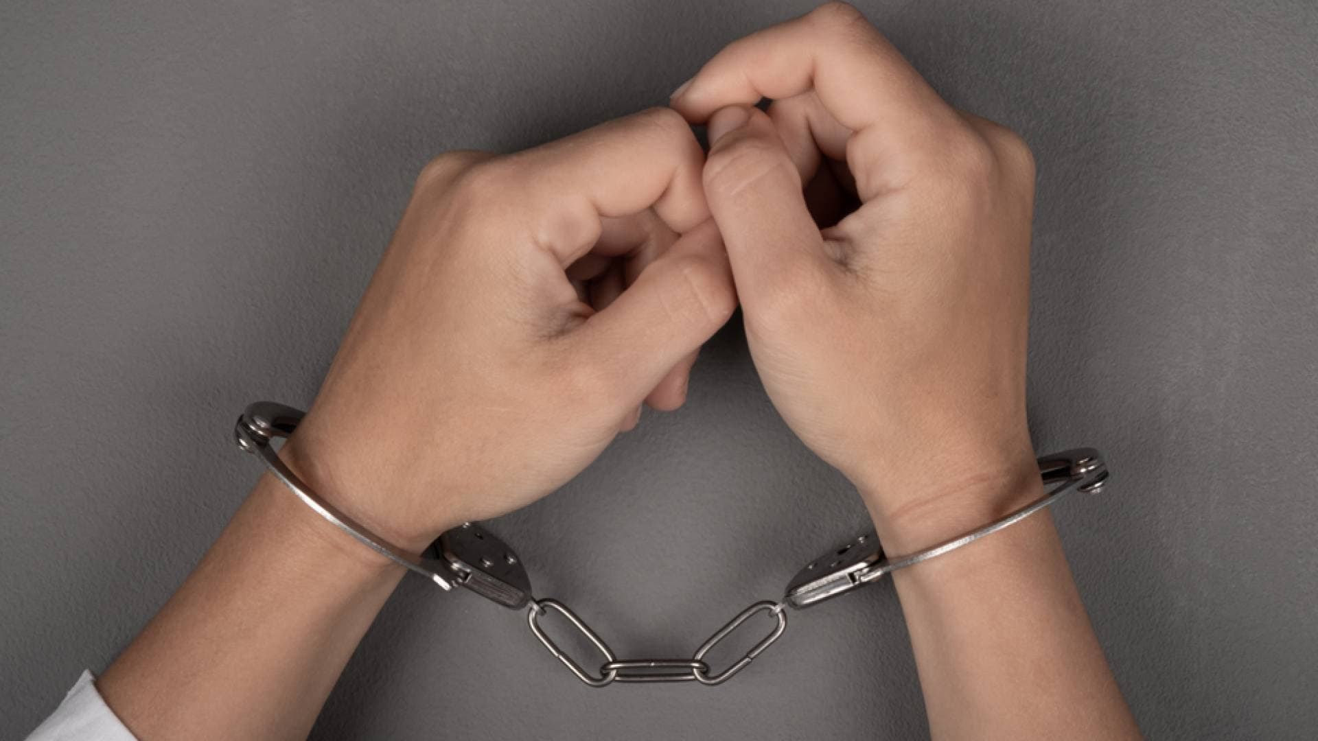حبس سيدة سنتين لممارستها البلطجة وانتحال الشخصية في الأردن