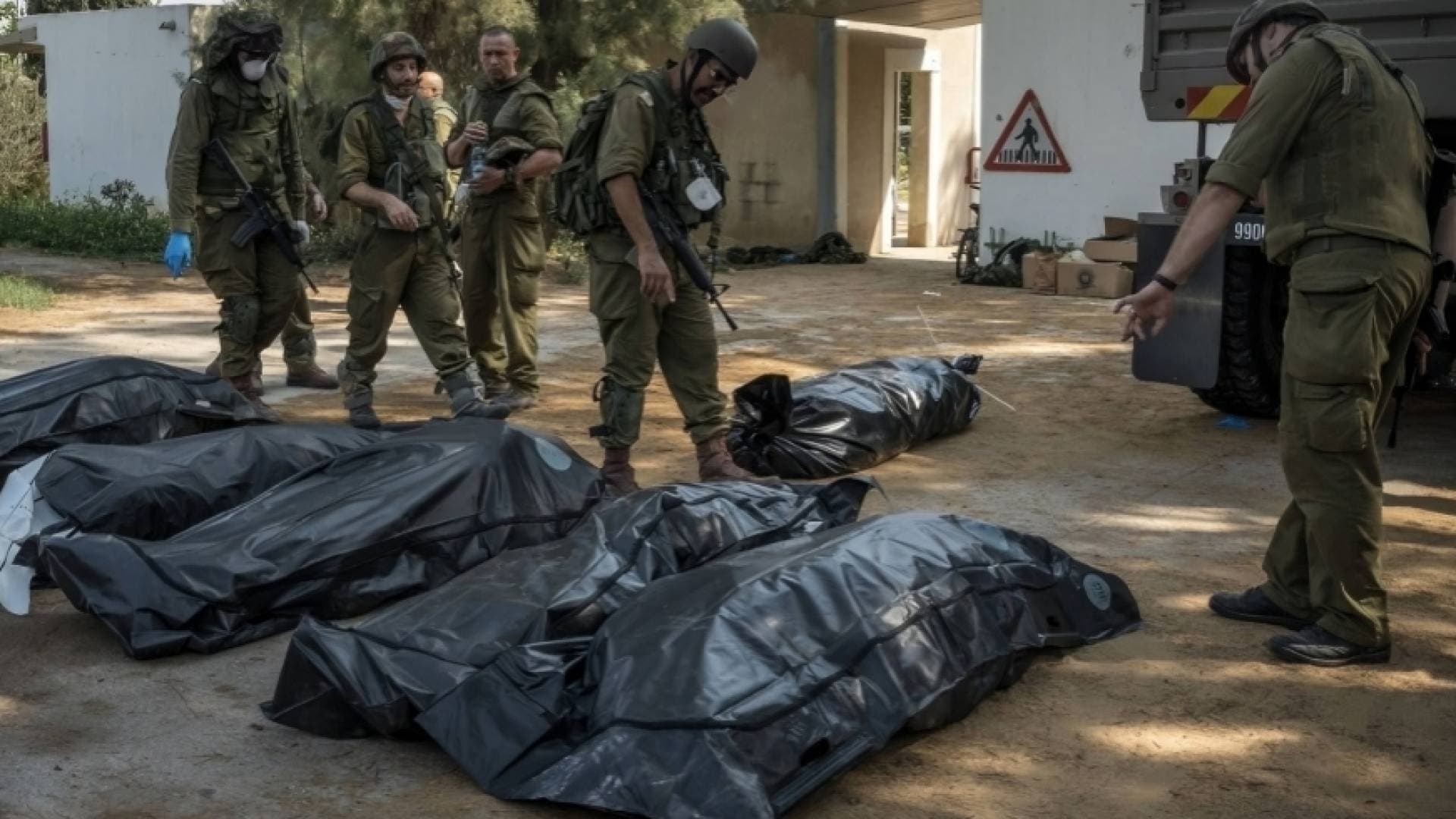 جيش الاحتلال يزعم العثور على جثث عدد من المحتجزين في غزة