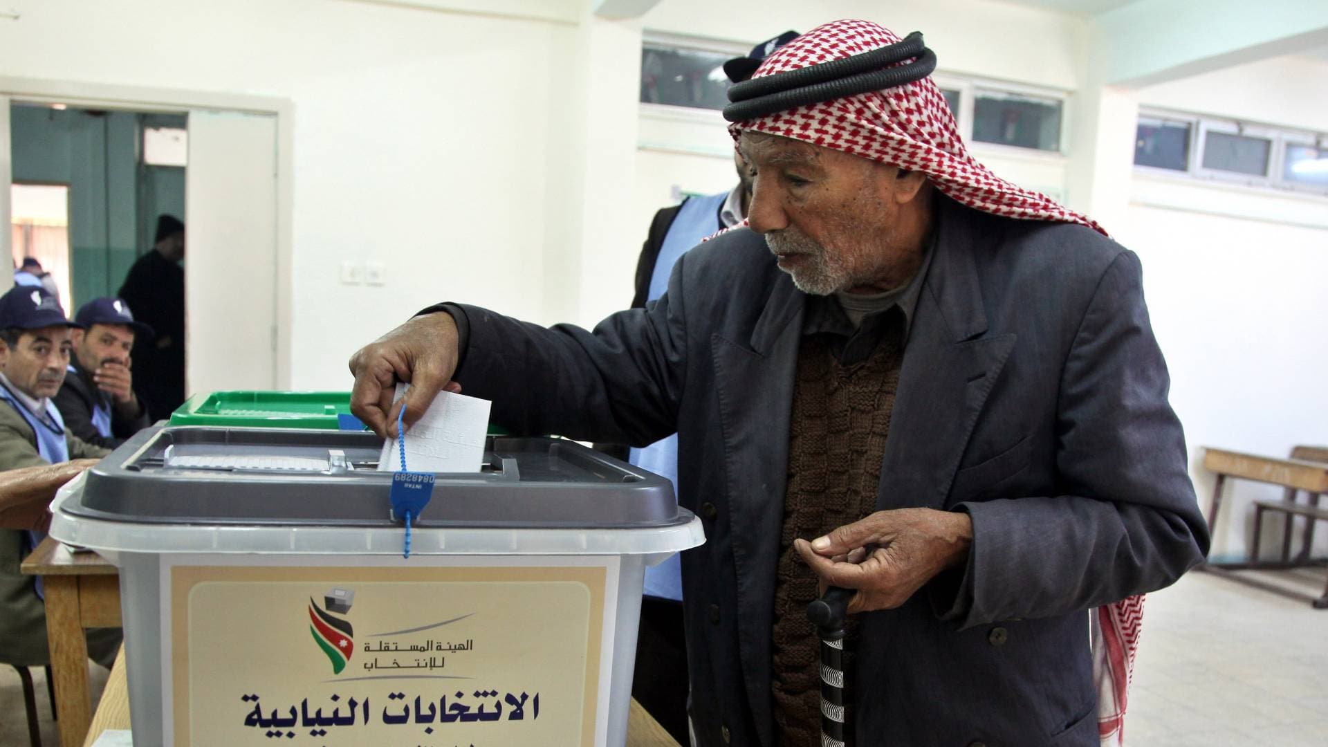 ما عقوبة ادعاء الأمية أمام صندوق الاقتراع خلال الانتخابات؟