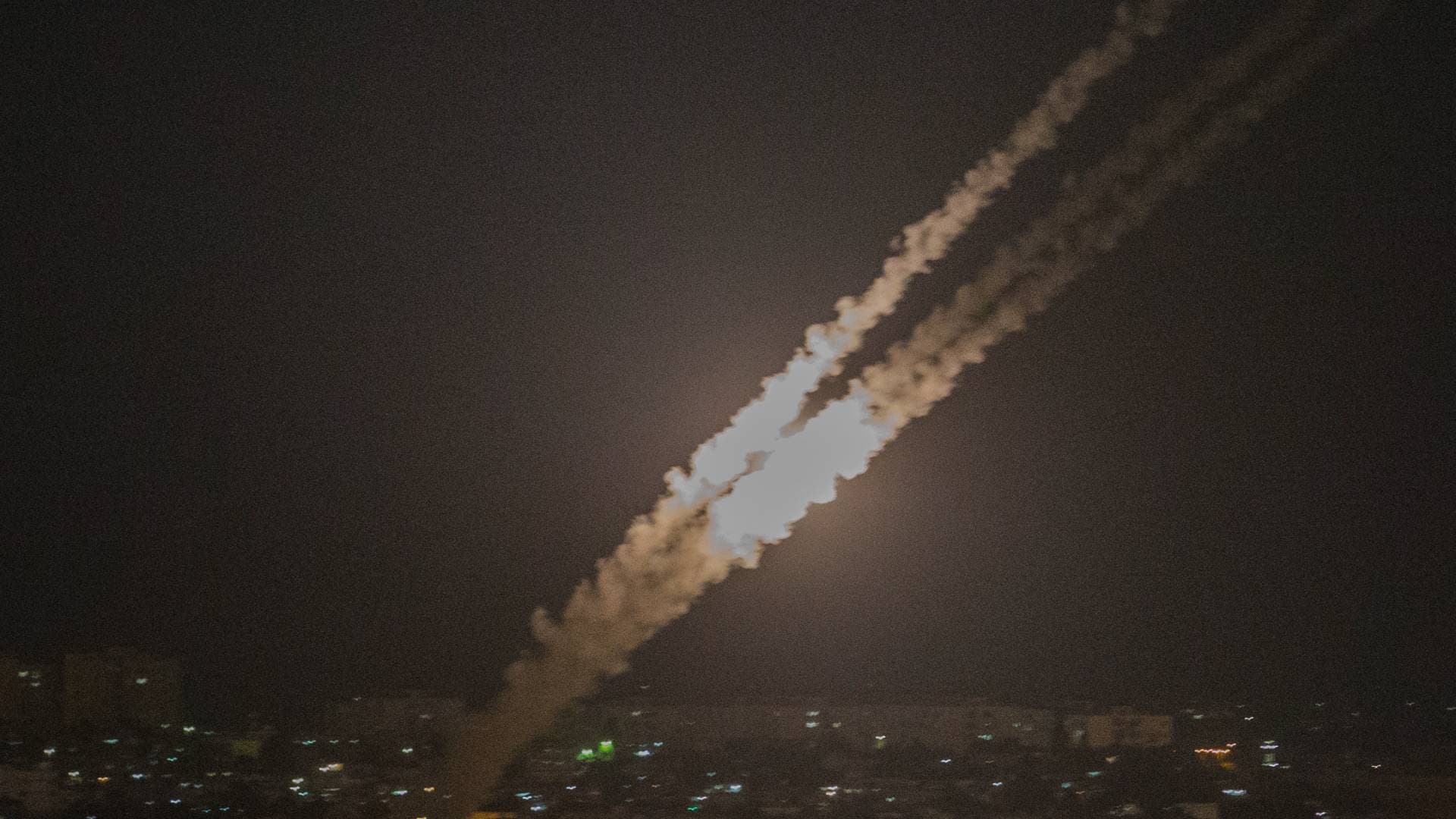 إعلام عبري: إطلاق صواريخ بكثافة من جنوب لبنان باتجاه الجليل الأعلى