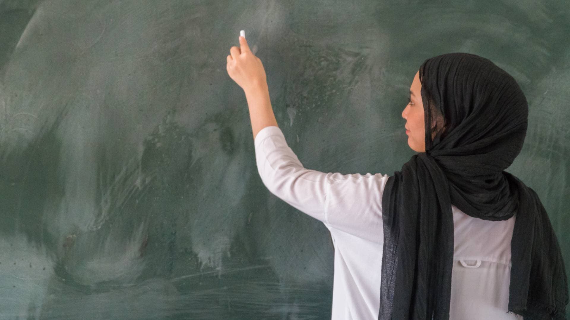 "التربية والتعليم" تعمم على المدارس الخاصة بعدم قبول هذه العقود للمعلمين