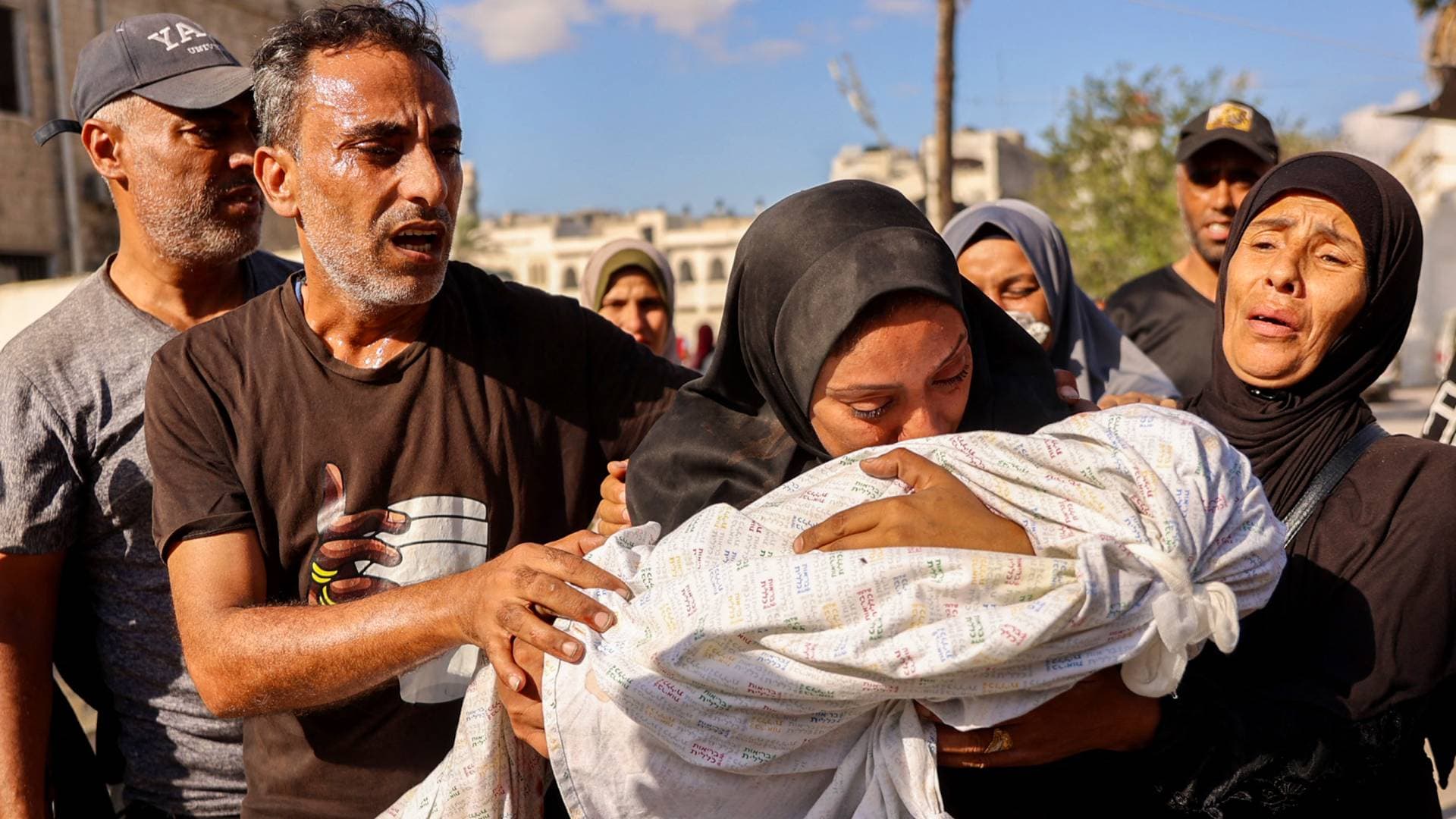 الاحتلال يمعن في بطشه على غزة لليوم الـ355.. والعدوان على لبنان يدخل مراحل جديدة