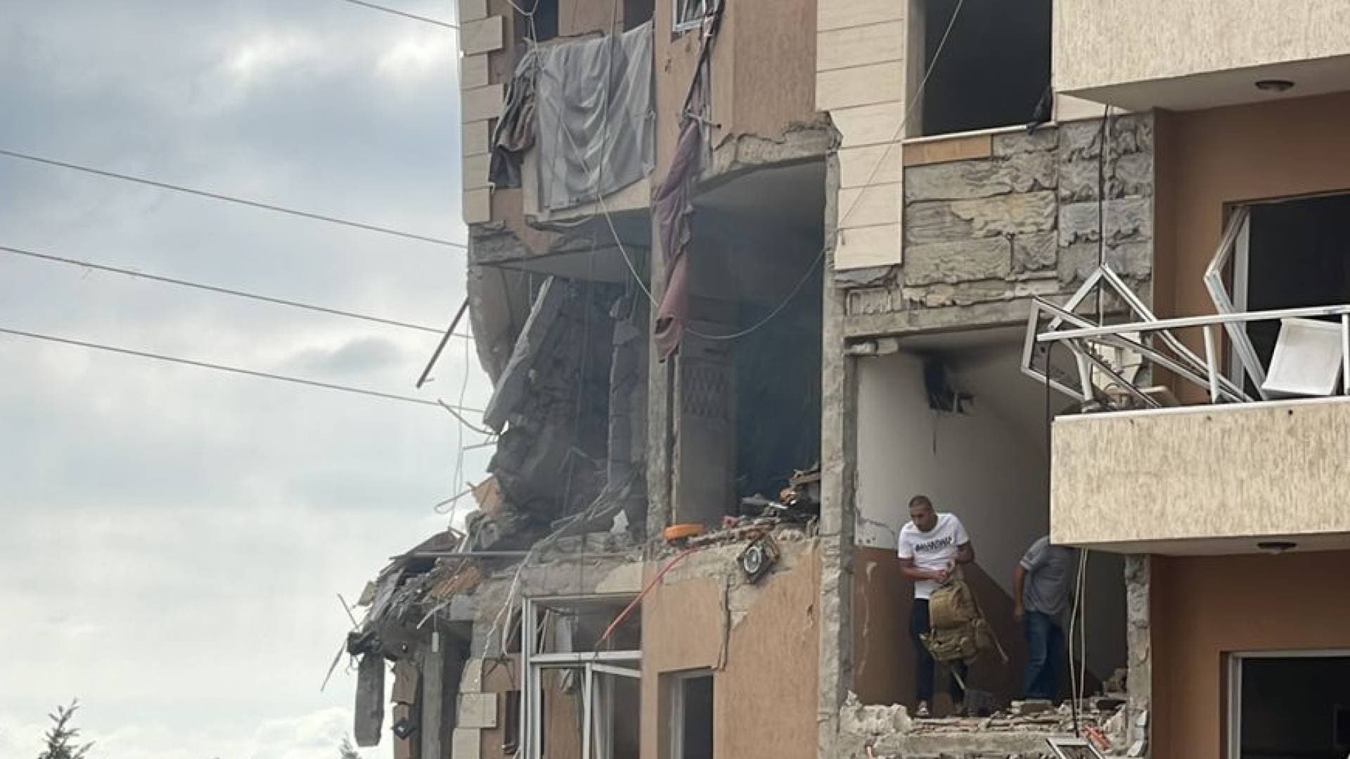 مراسلة رؤيا: شهداء وجرحى إثر قصف عنيف على بلدة برجا في جبل لبنان