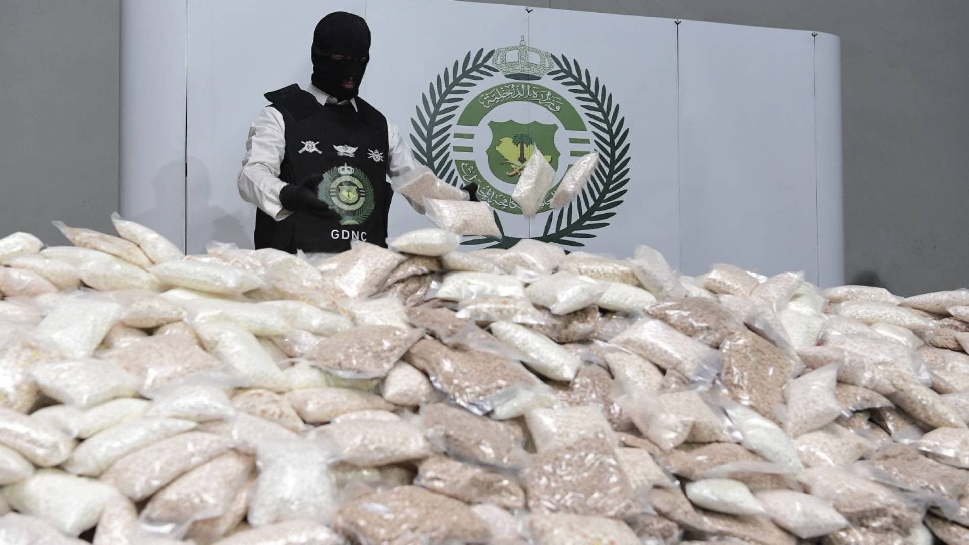 السعودية: القبض على شبكة تهريب مخدرات تضم 16 موظفا في عدة وزارات
