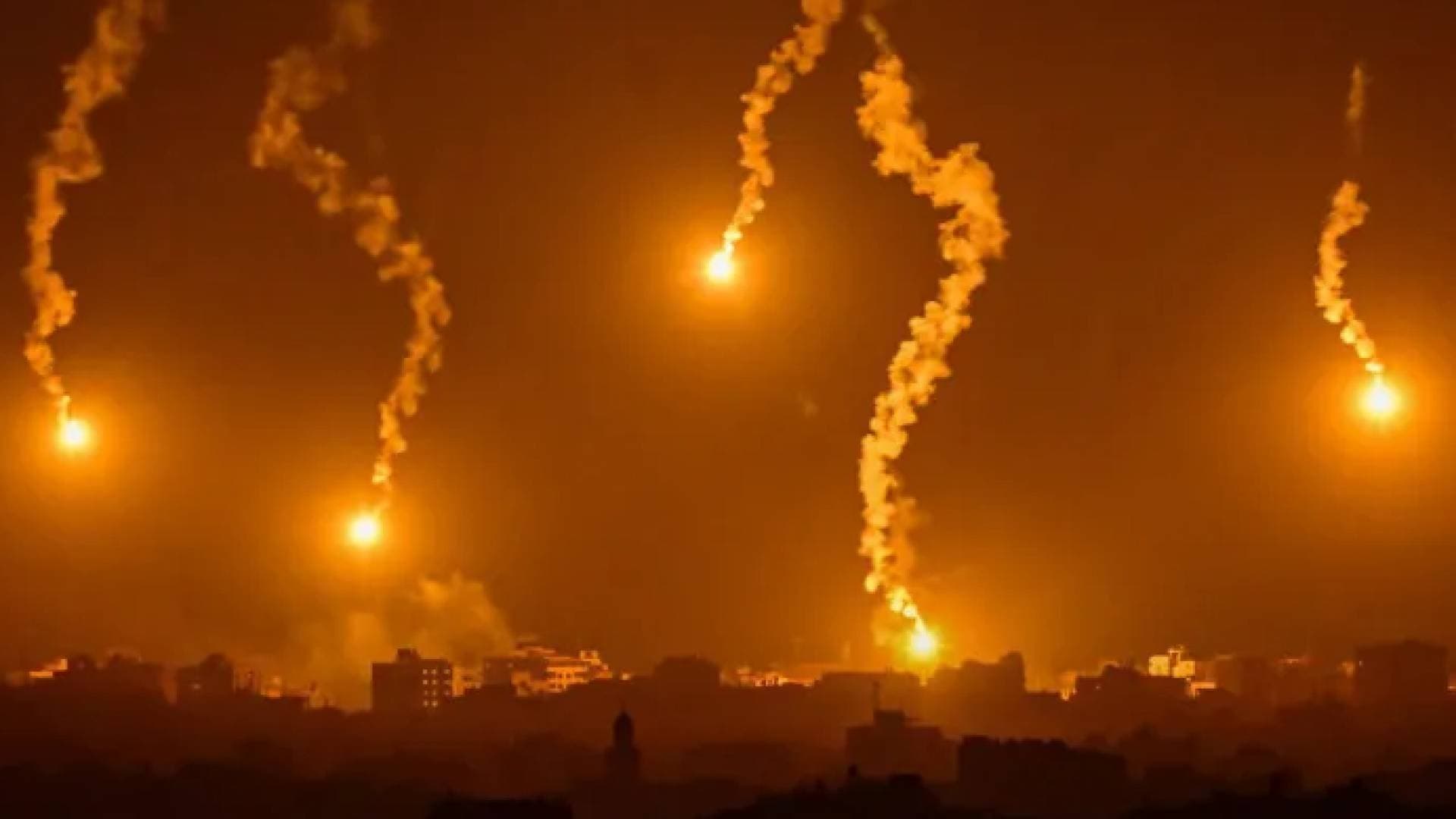 مراسل رؤيا: اشتباكات عنيفة في مخيم جباليا والاحتلال ينسف مبان