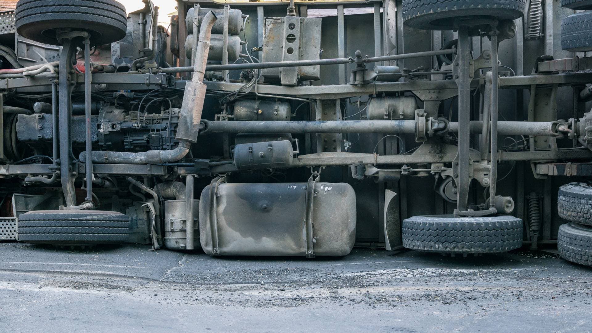 مراسل رؤيا: إصابات بـ3 حوادث منفصلة إثر انسكاب مادة الزيت من شاحنة في المفرق