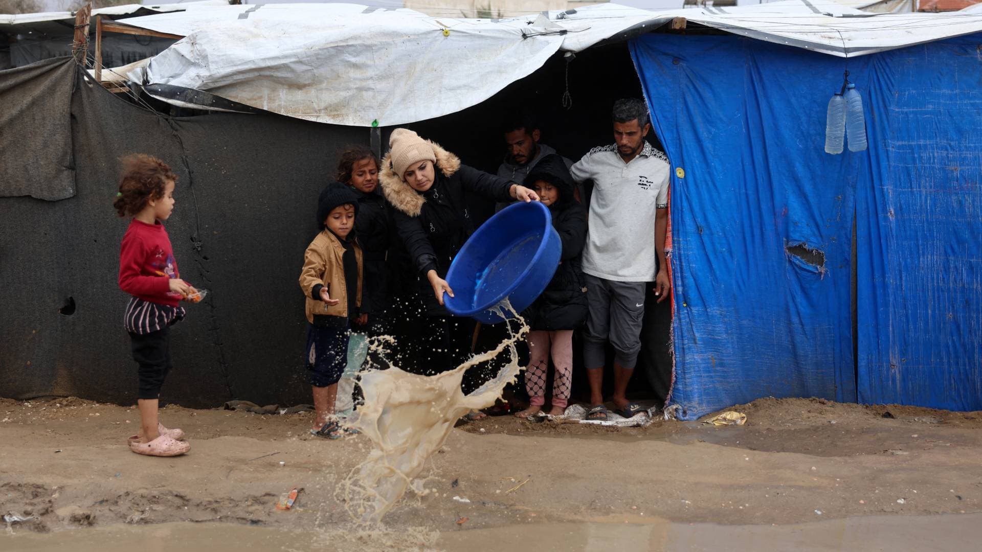 غزة تخوض رحلة الصمود لليوم الـ419 تحت وابل الصواريخ وبرودة الطقس