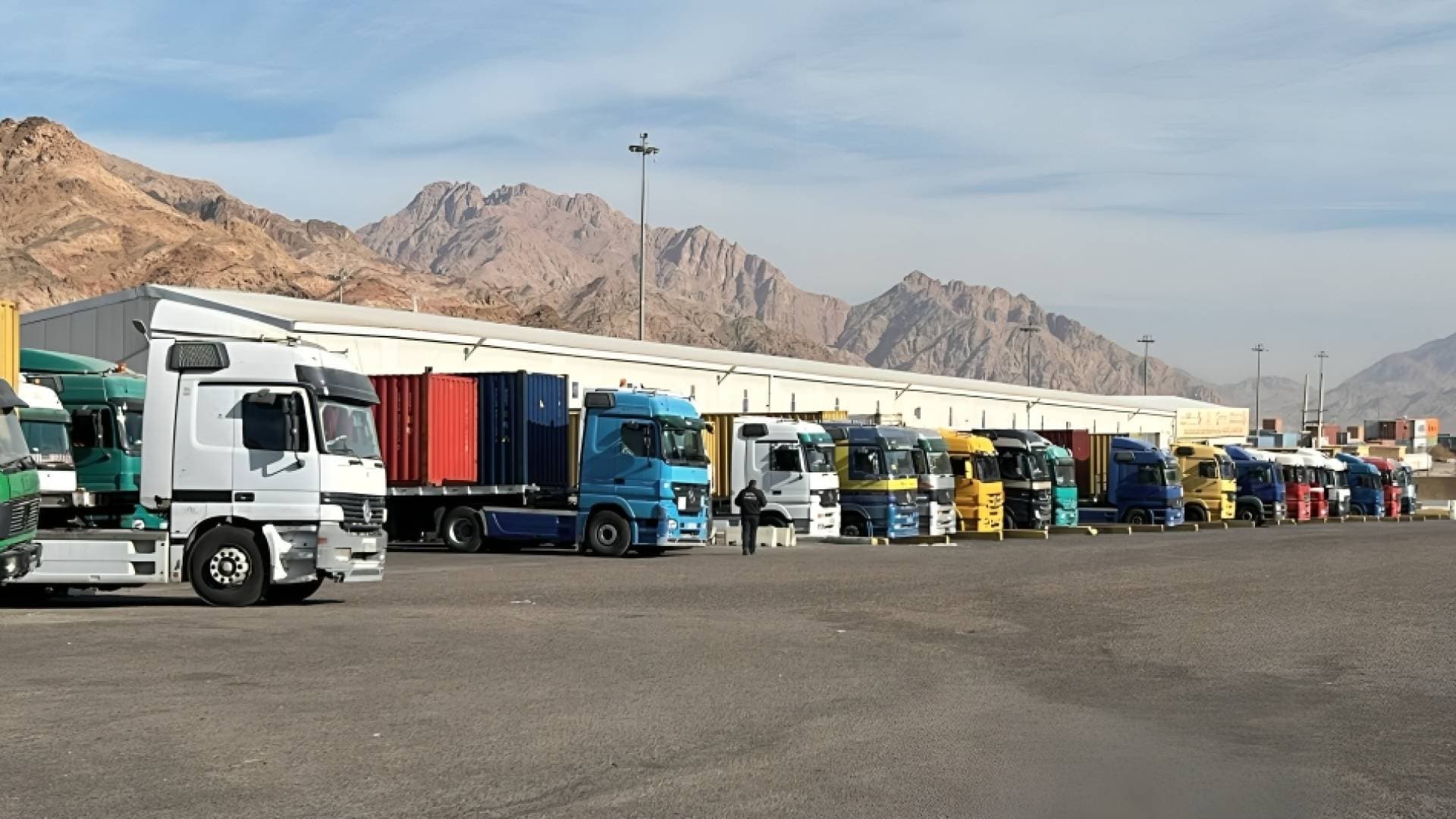 مراسل رؤيا: الجمارك تبدأ باخراج الحاويات الصادرة إلى سوريا