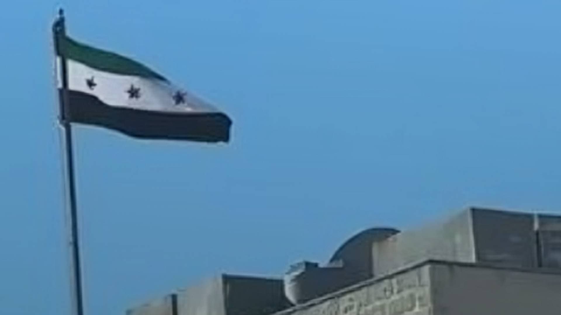 بالفيديو.. رفع العلم السوري الجديد على  مبنى السفارة السورية في الأردن
