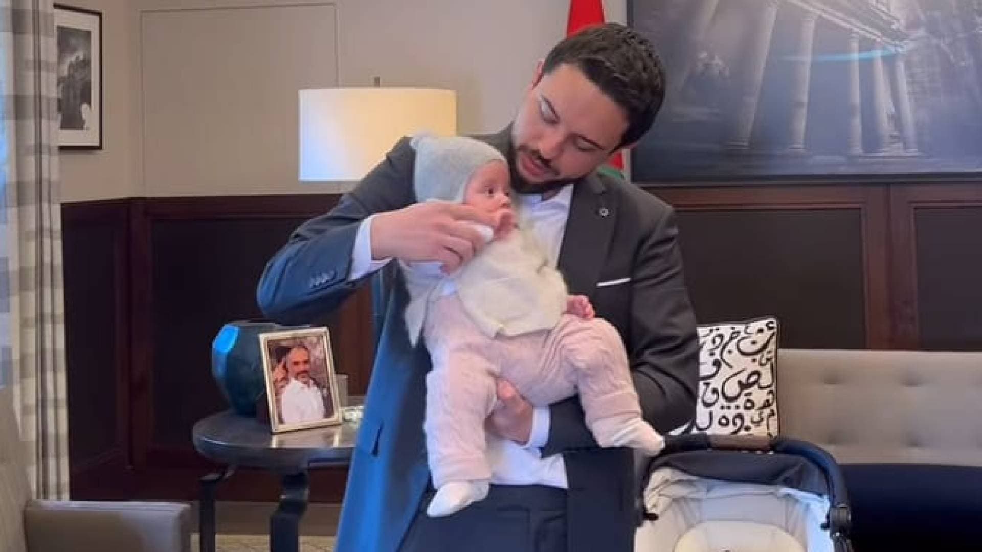 ولي العهد ينشر مقطع فيديو من مكتبه برفقة إبنته الأميرة إيمان
