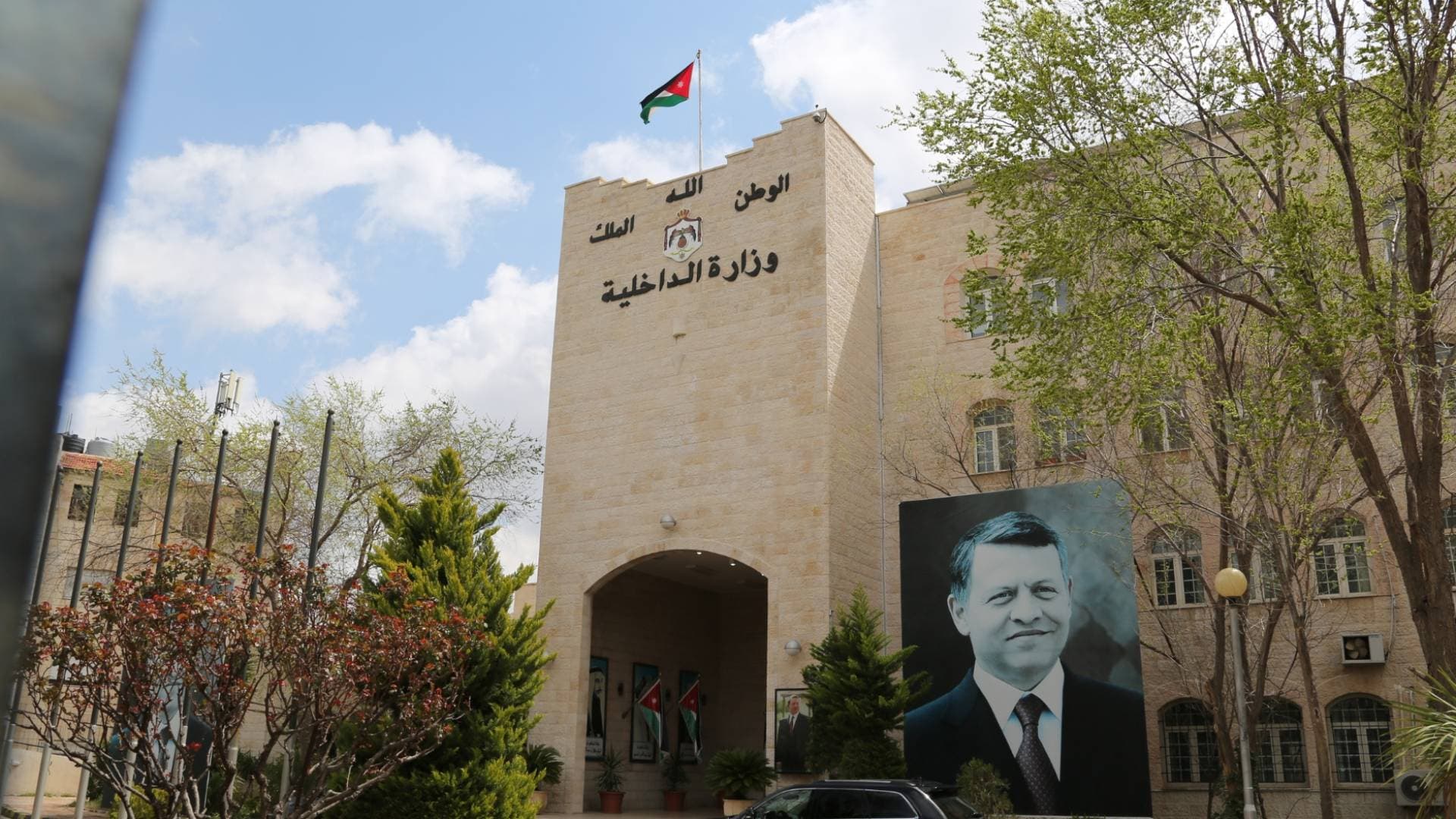 وزير الداخلية يوعز بالإفراج عن 404 موقوفين إداريا