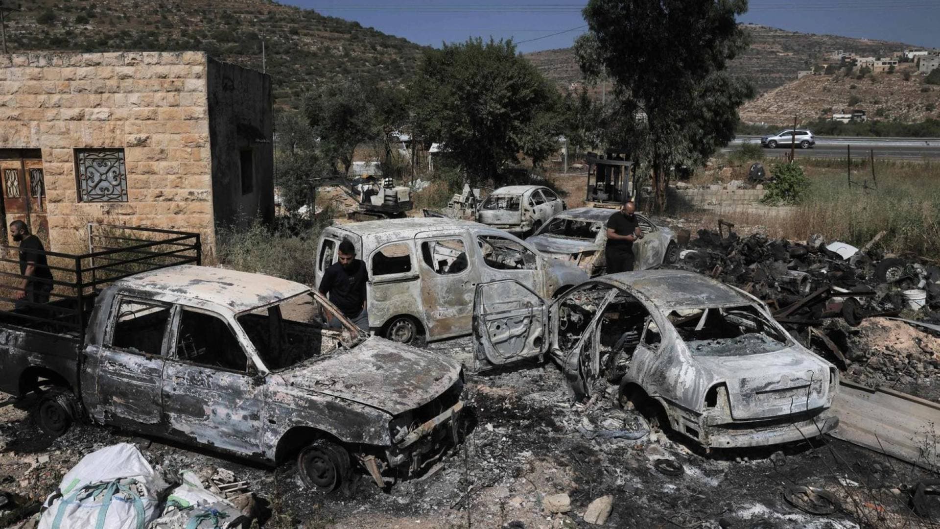 إعلام فلسطيني: مستوطنون يحرقون مركبات بجنوبي الخليل والاحتلال يشن حملة اقتحامات بالضفة الغربية- فيديو