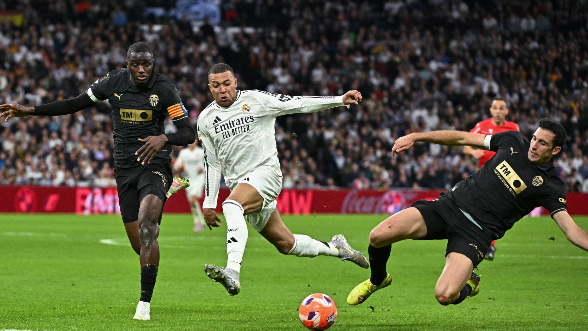 فالنسيا يعرقل قطار ريال مدريد ويشعل سباق الليغا