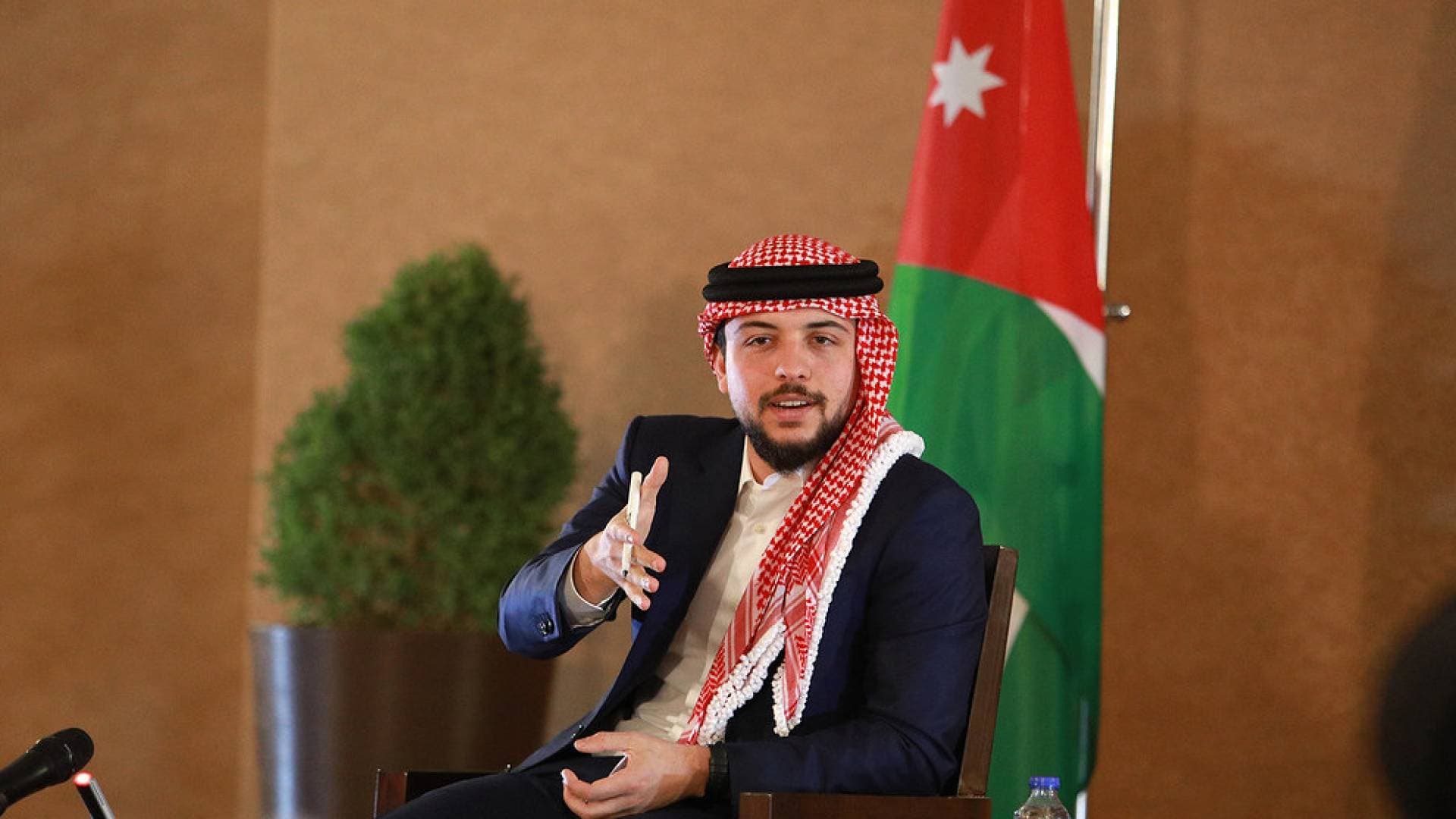 ولي العهد بمناسبة يوم العلم الأردني: ارفعه بفخر