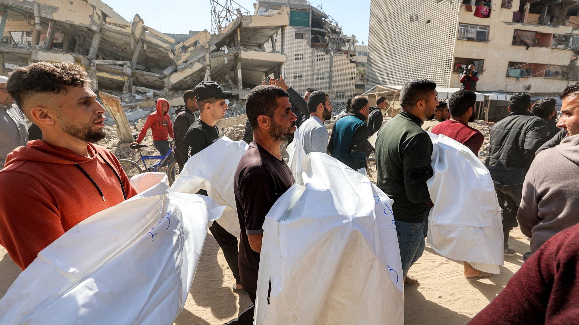 مصادر فلسطينية: قصف ونسف ومجازر متواصلة في مناطق متفرقة بقطاع غزة
