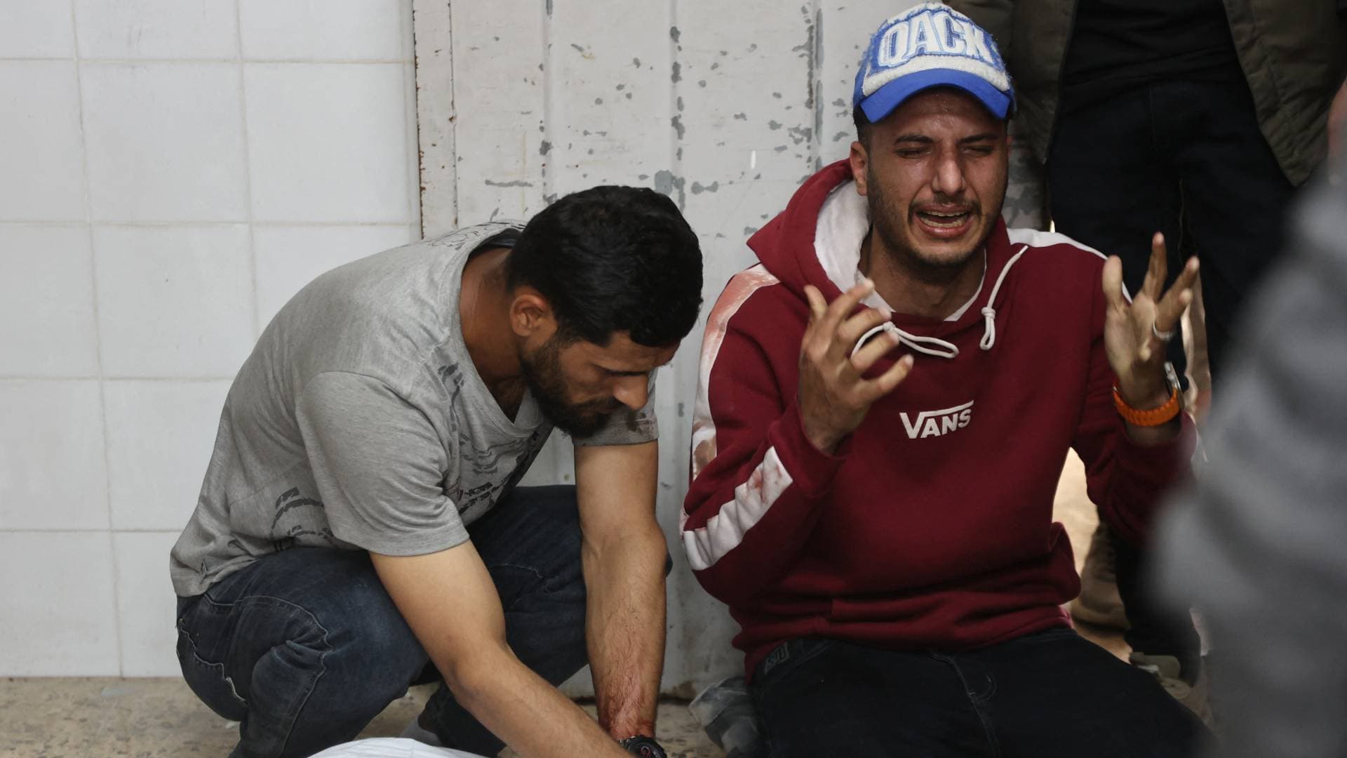 مصادر فلسطينية: 17 شهيدا وعشرات الجرحى بقصف للاحتلال على مدرسة تؤوي نازحين وسط قطاع غزة