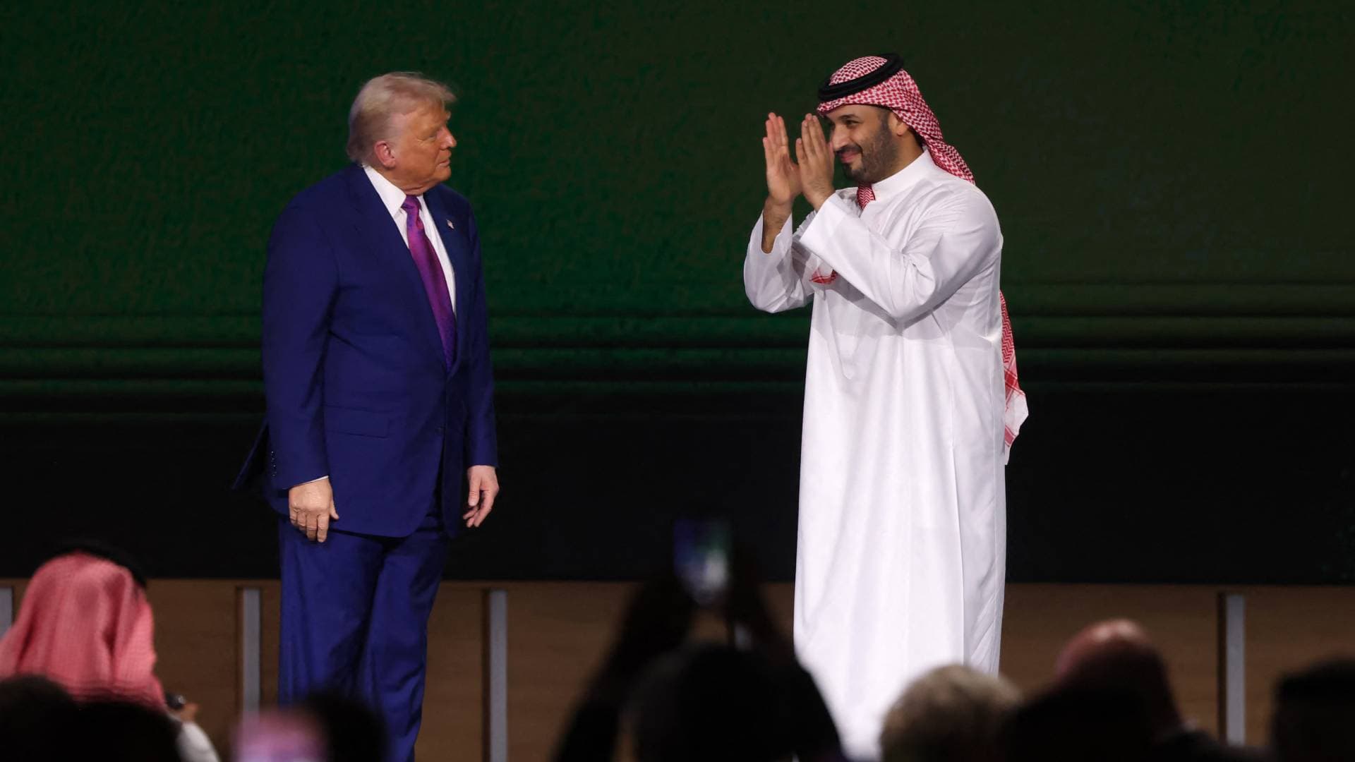 سعادة وتصفيق حار.. ردة فعل ولي العهد السعودي بعد إعلان ترمب رفع العقوبات عن سوريا - فيديو