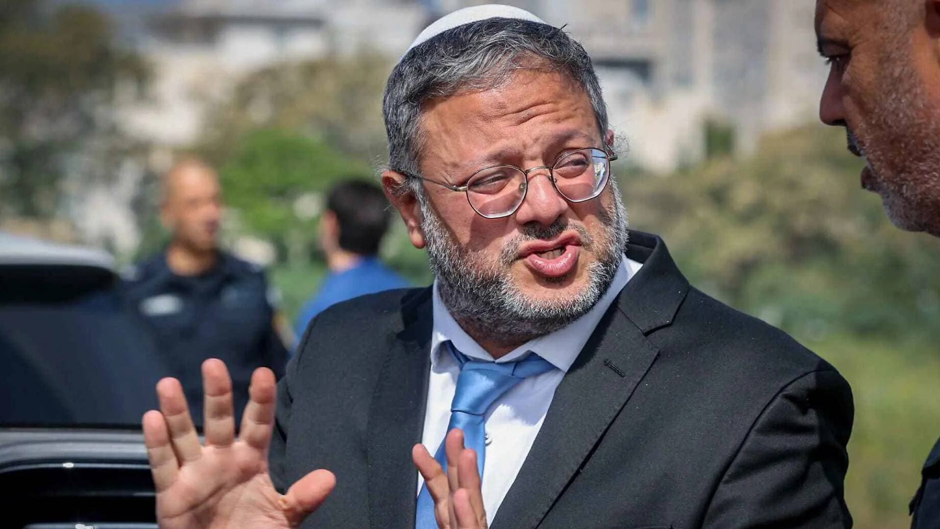 يهود حريديم يهاجمون بن غفير في بيت شيمش بالقدس ويجبرونه على مغادرة المكان
