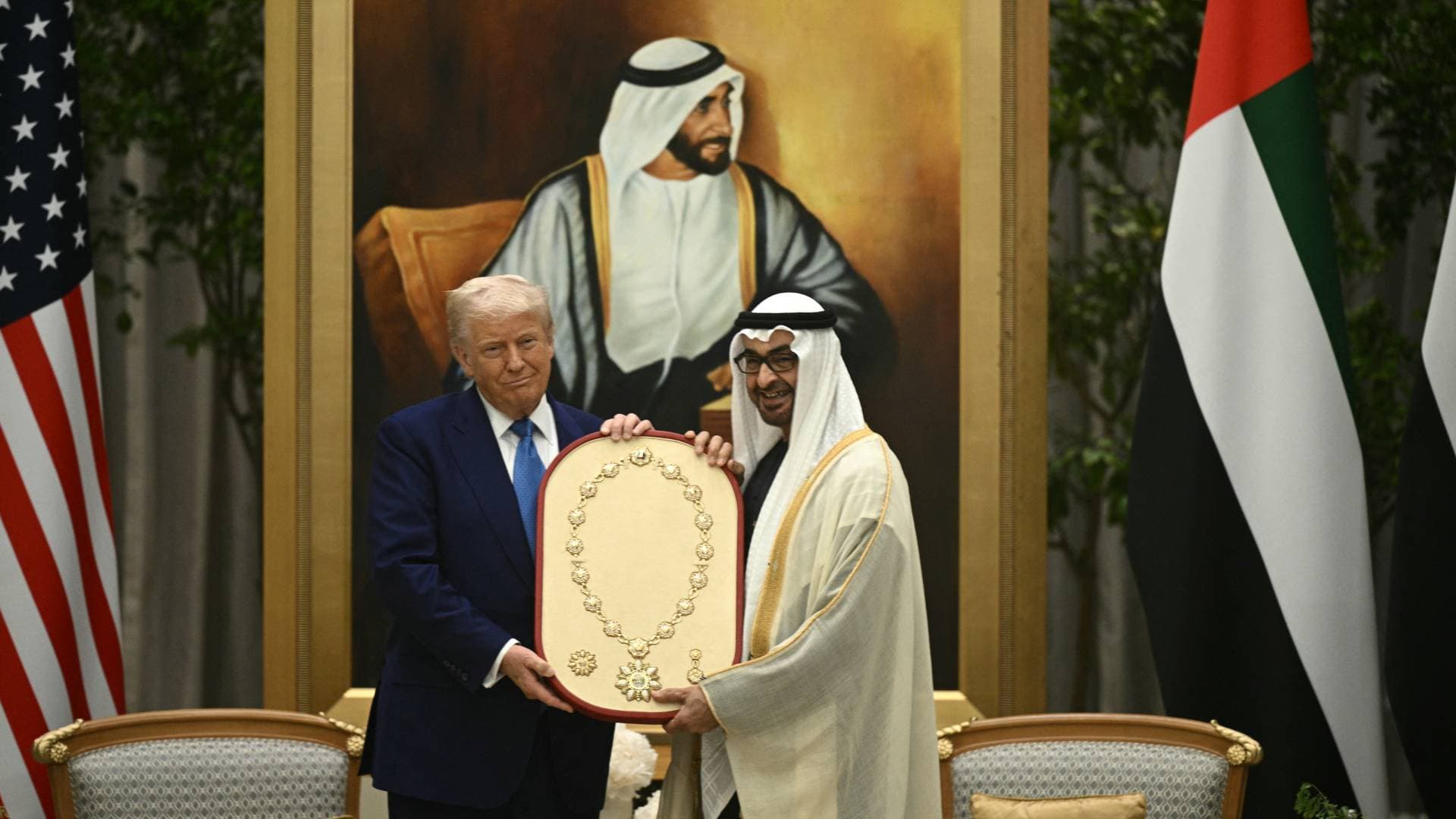 تعرف إلى قلاده "وسام زايد" التي أهديت لترمب خلال زيارته إلى الإمارات - فيديو