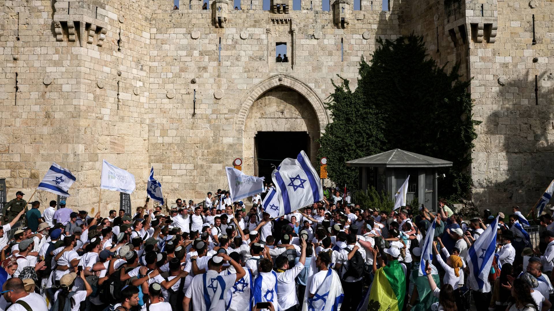 مستوطنون يدنسون البلدة القديمة بالقدس ضمن ما يعرف بـ"مسيرة الأعلام".. فيديو وصور
