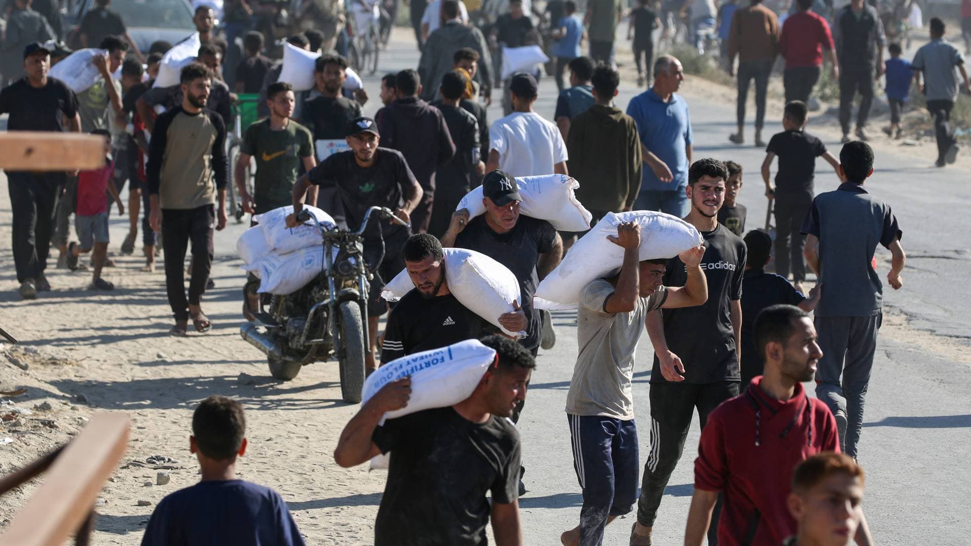 مراسل رؤيا في غزة: الاحتلال يفرض إجراءات أمنية مشددة لفلترة الفلسطينيين عبر توزيع المساعدات