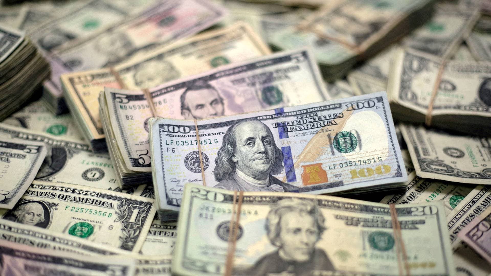 الدولار يرتفع بعد صدور قرار قضائي يمنع ترمب من فرض رسوم جمركية على واردات دول أخرى