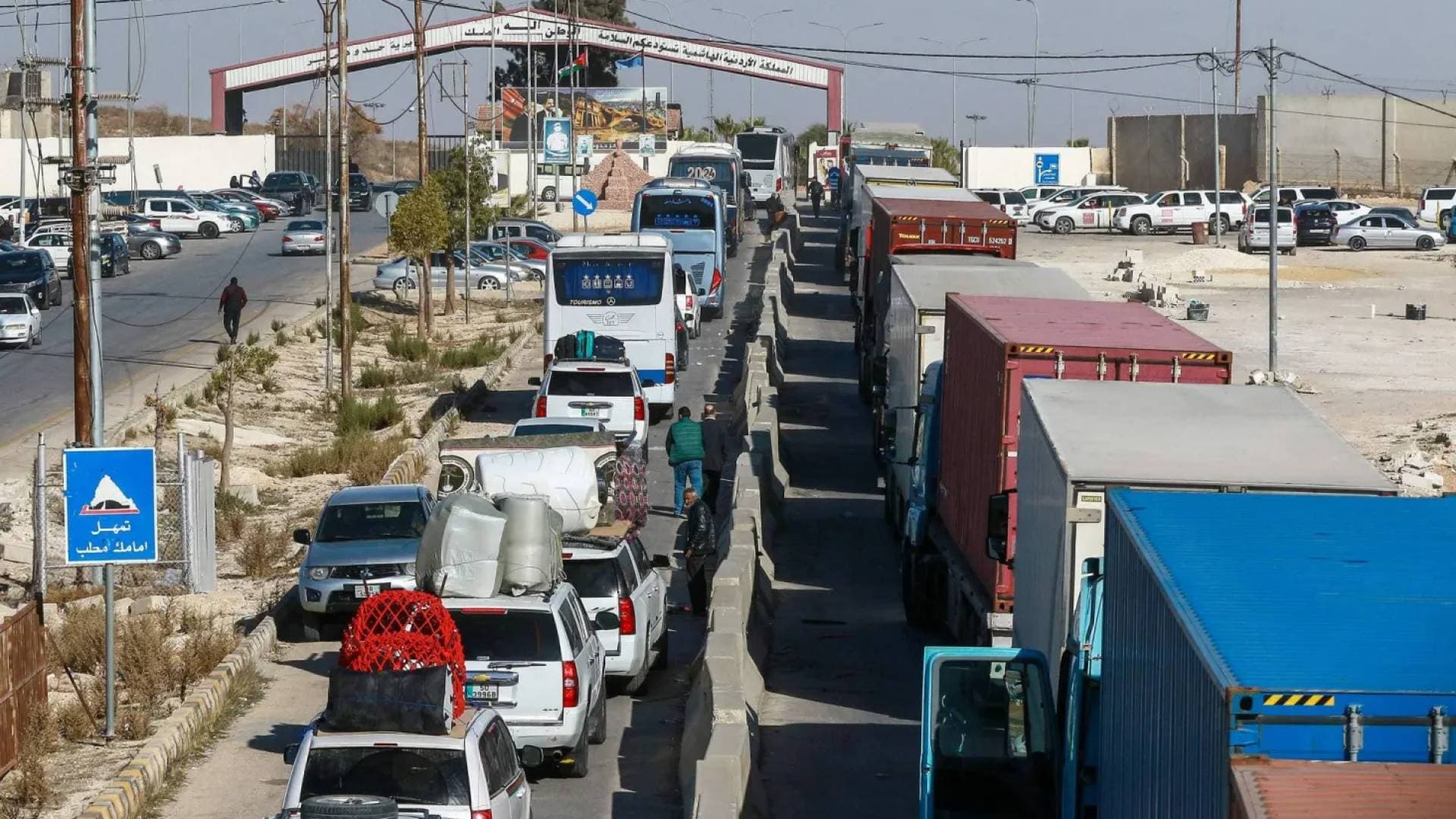 235 عائلة سورية تعود من الأردن إلى مدينة حمص في سوريا الجمعة - فيديو