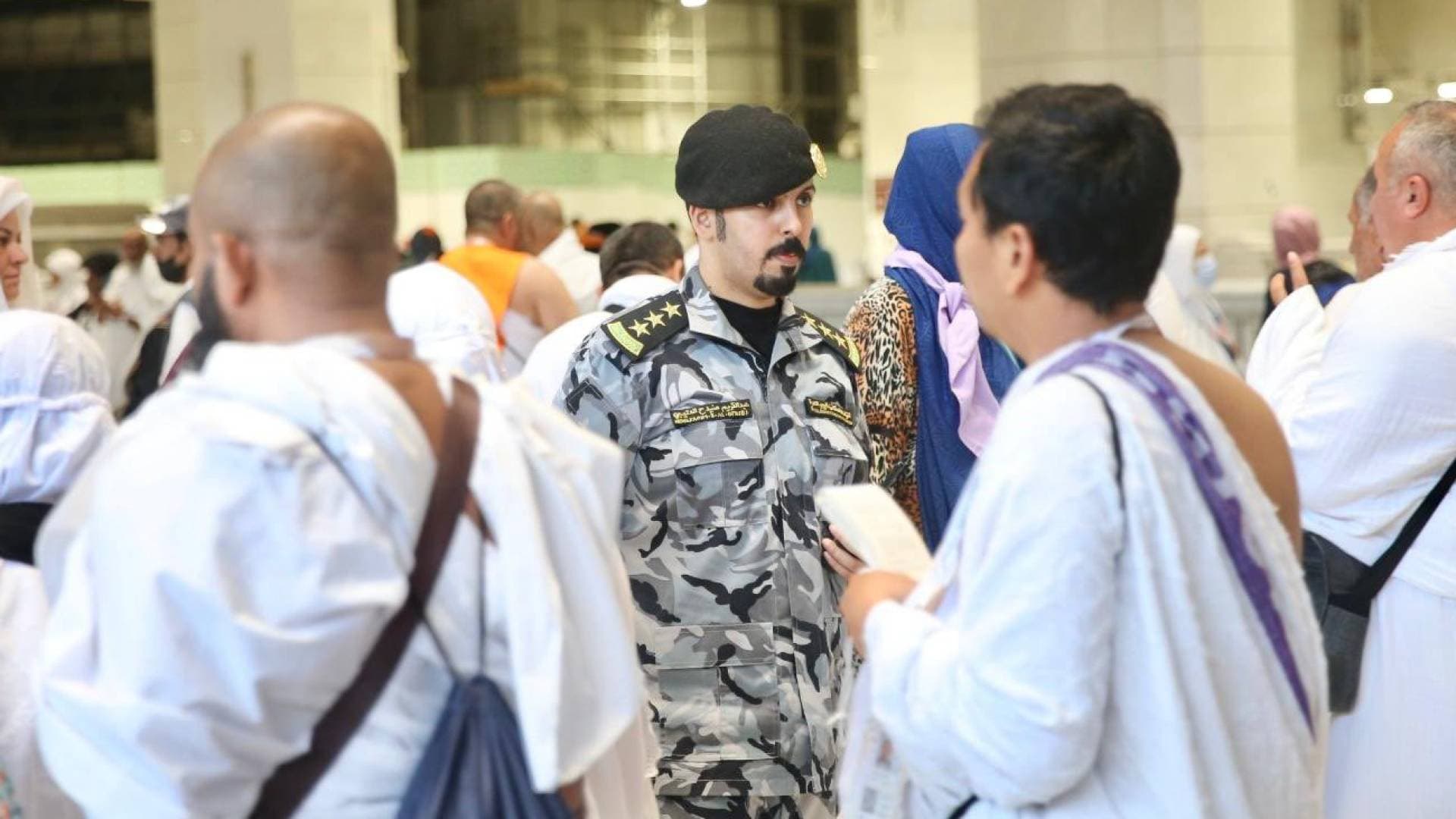 السعودية تتخذ إجراءات حازمة بحق المخالفين لموسم الحج.. ضبط مكاتب وهمية وإعادة الآلاف - فيديو
