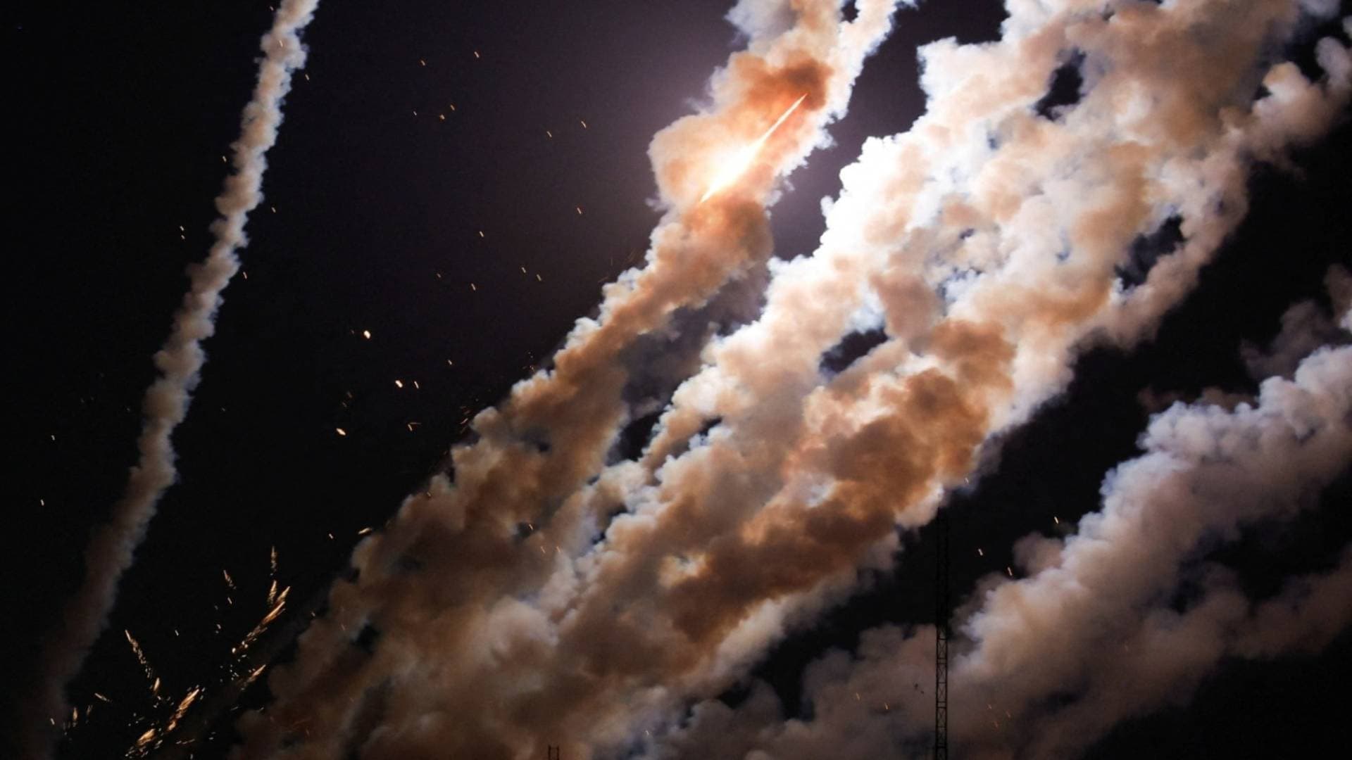 مراسل رؤيا: الاحتلال يغلق مجاله الجوي ويعلق الأنشطة غير الضرورية تحسبا لرد إيراني - فيديو