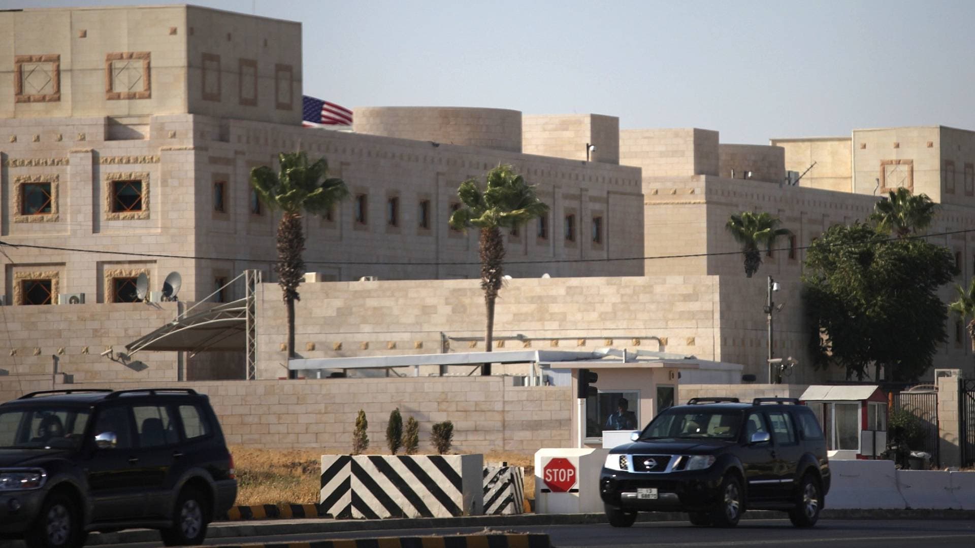 السفارة الأمريكية في عمان توجه تعليمات لموظفيها بالالتزام بتعليمات الأجهزة الأمنية الأردنية