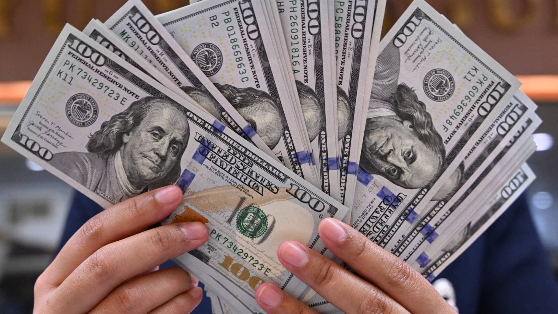 الدولار يحقق أعلى مكاسب أسبوعية منذ أكثر من شهر وسط توترات الشرق الأوسط