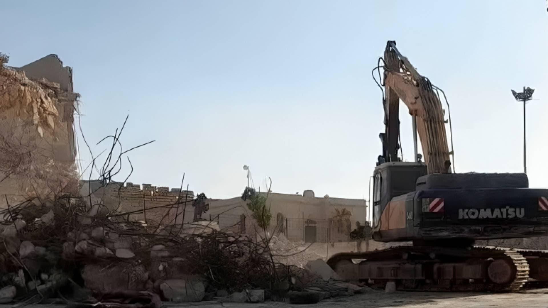بلدية الكرك تبدأ بإزالة مبنى "السوق القديم" لإبراز واجهات القلعة والمسجد الحميدي