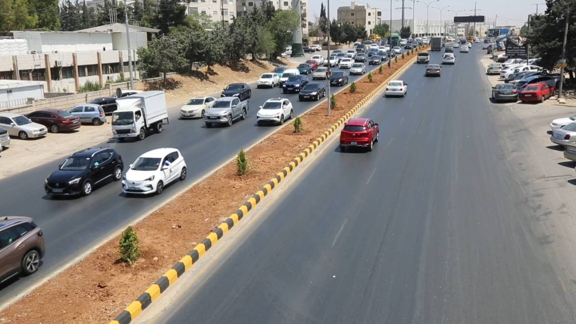 "الأشغال" تعلن تحسين حركة السير على طريق المطار بعد إنجاز المرحلة الأولى من طريق الخدمات
