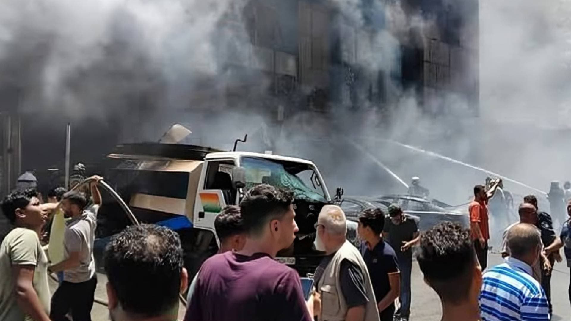 وكالة الأنباء السورية: اندلاع حريق بمركز تجاري في حماة.. صور
