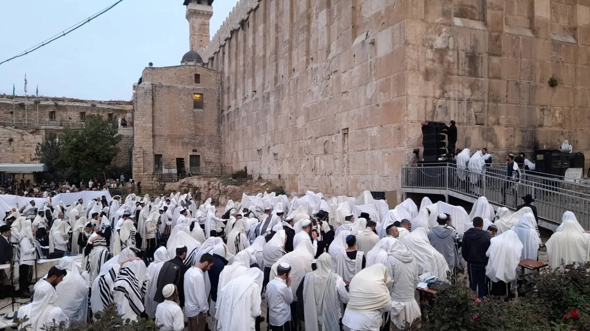مستوطن ينتهك الحرم الإبراهيمي في الخليل ويقيم حفل زفافه بداخله(فيديو)