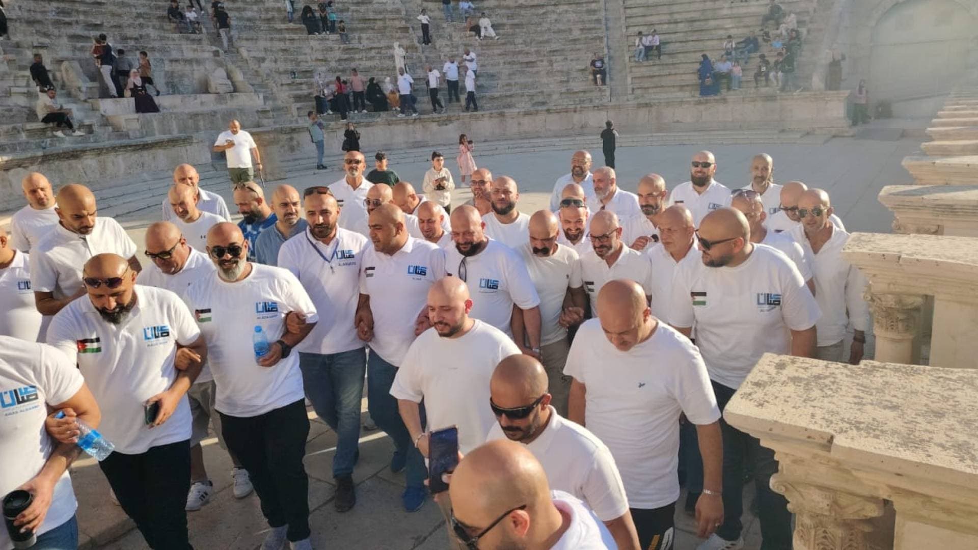 "صلعان الأردن" في جولة سياحية بجبل القلعة والمدرج الروماني.. فيديو