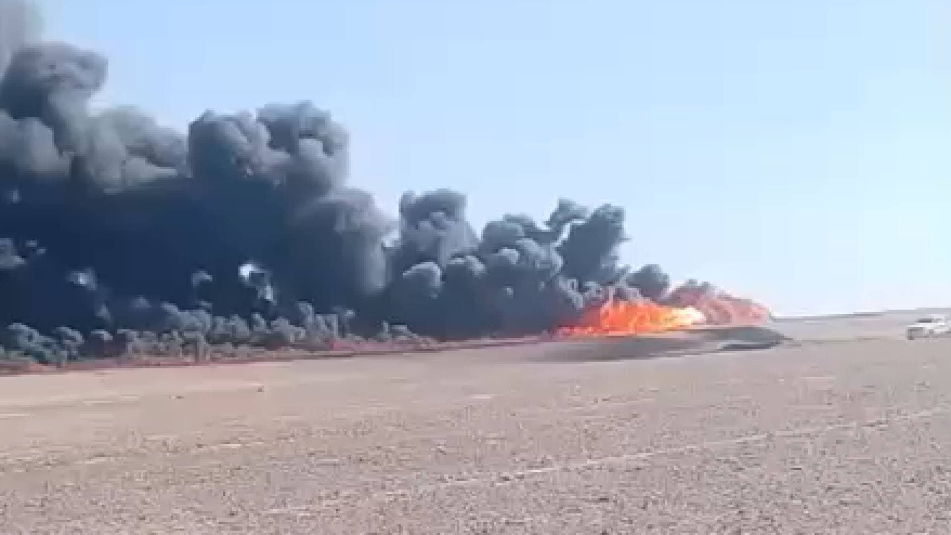 وفاة سائق في حريق صهريج نفط على الطريق الصحراوي في الجفر