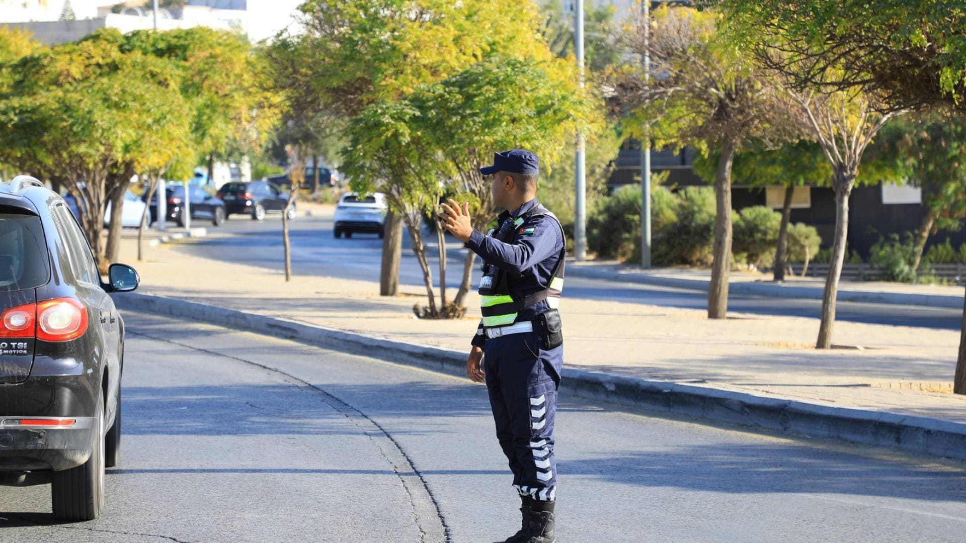 إدارة السير: تنويه للسائقين بسبب انقلاب مركبة على جسر المدينة الرياضية في عمان