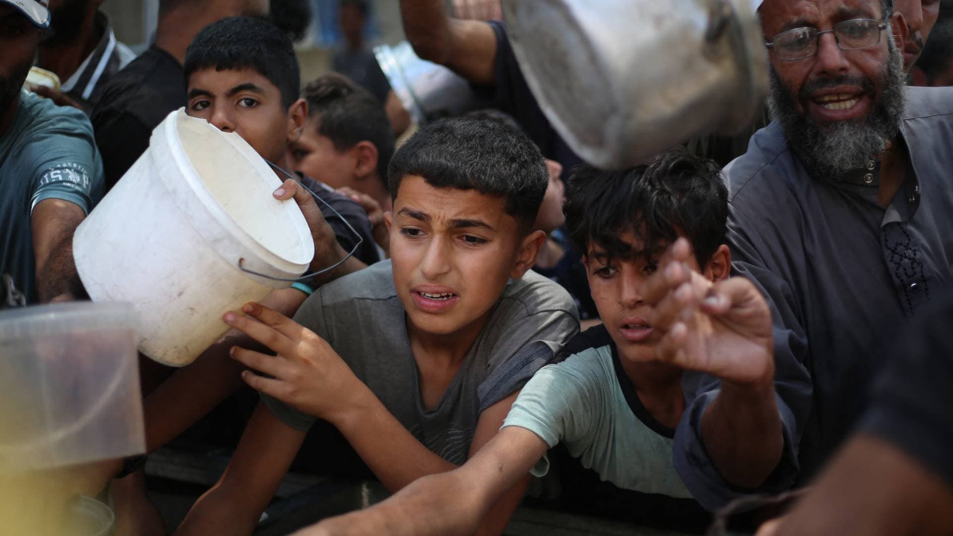 صحة غزة: استشهاد طفلة بسبب الجوع وقصف الاحتلال يوقع شهداء في غزة