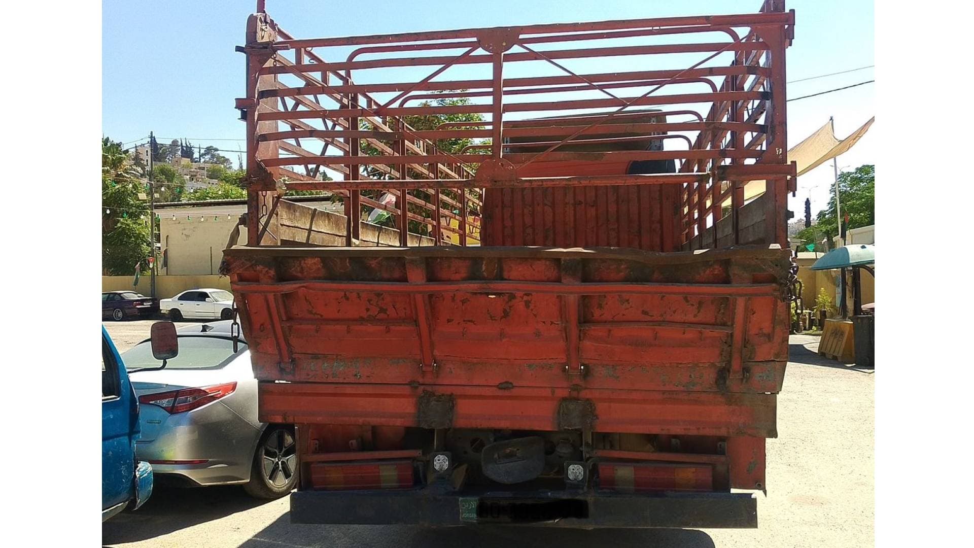 مصدر أمني: ضبط شاحنة محملة باسطوانات غاز تشكل خطرا على الطرقات في عمان - فيديو