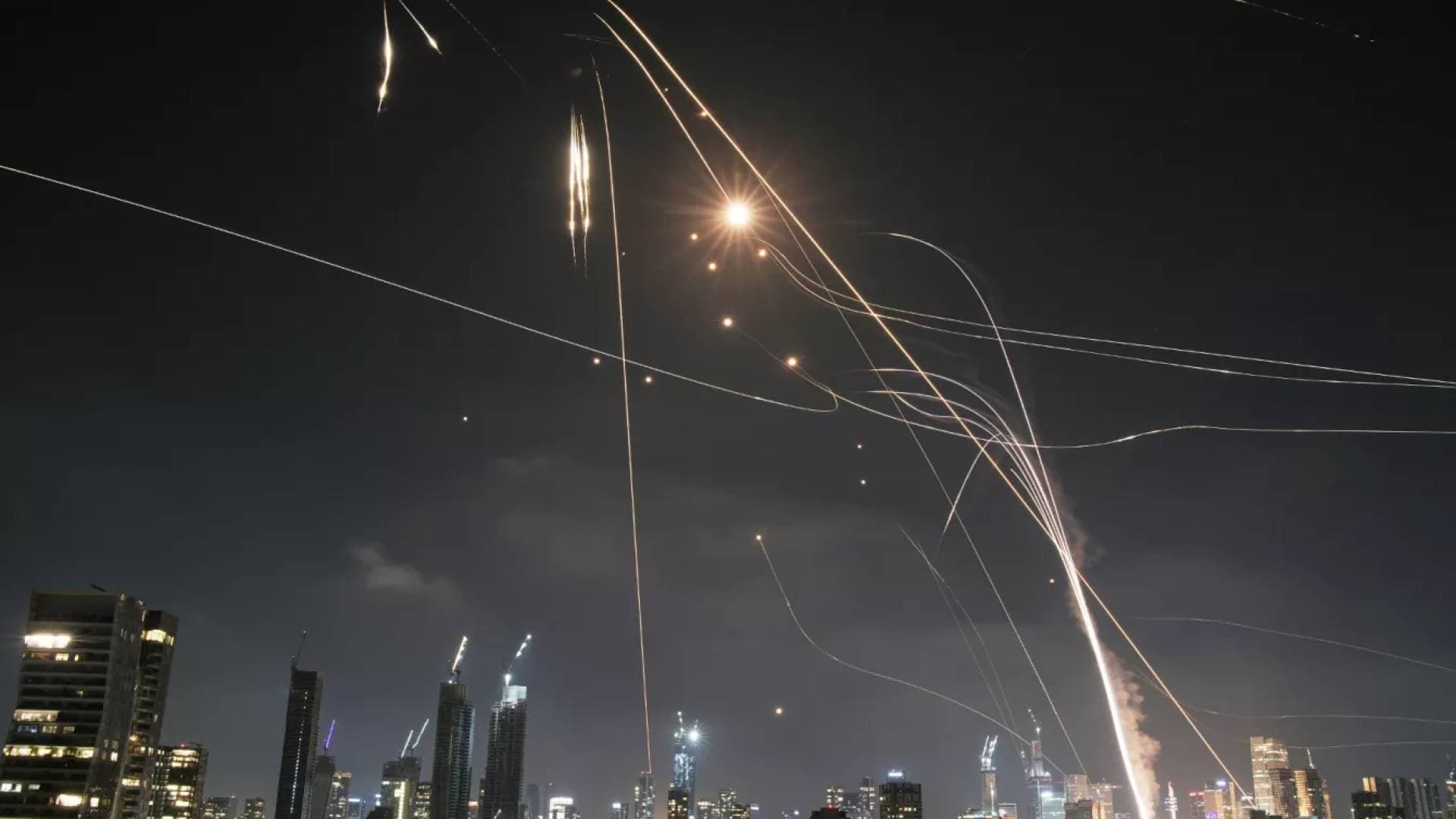 دوي صفارات الإنذار في مستوطنات الخليل بعد إطلاق صاروخ يمني
