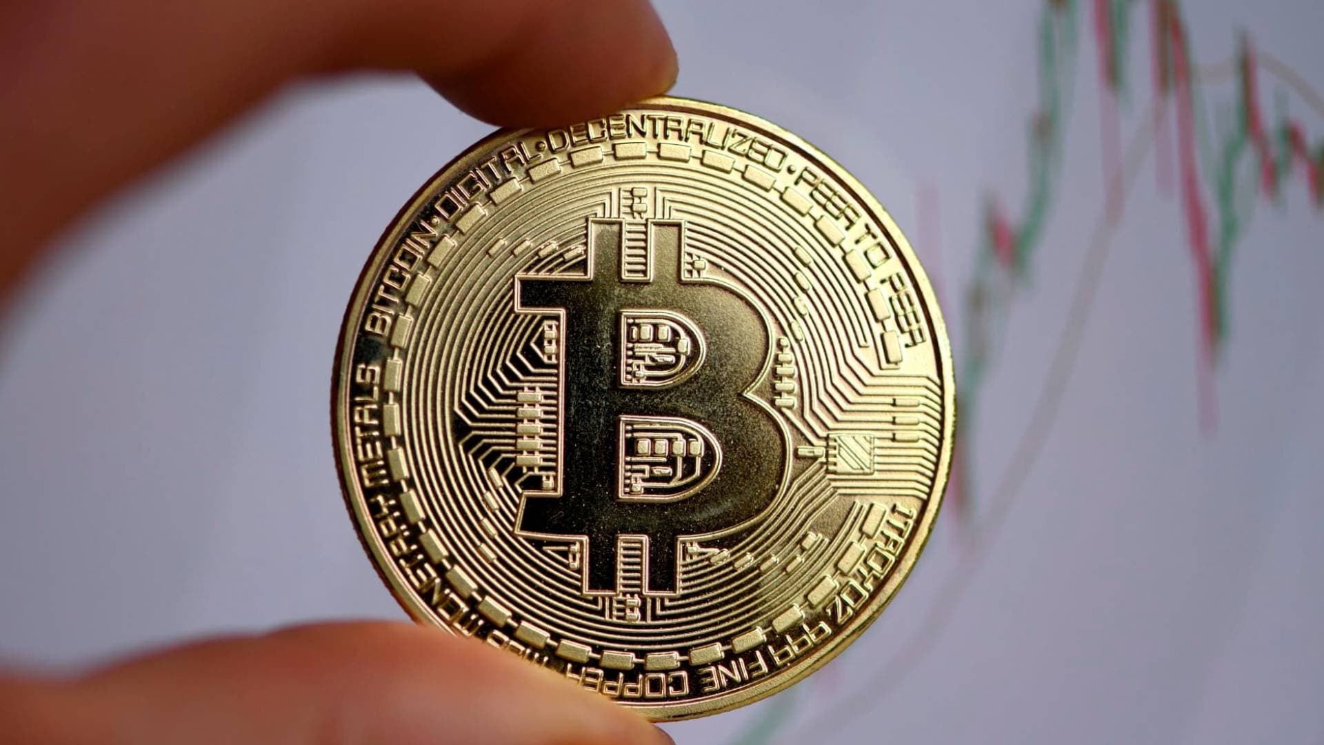 استقرار البيتكوين قرب 119 ألف دولار وسط ترقب قرار الفيدرالي ومحادثات التجارة الأمريكية