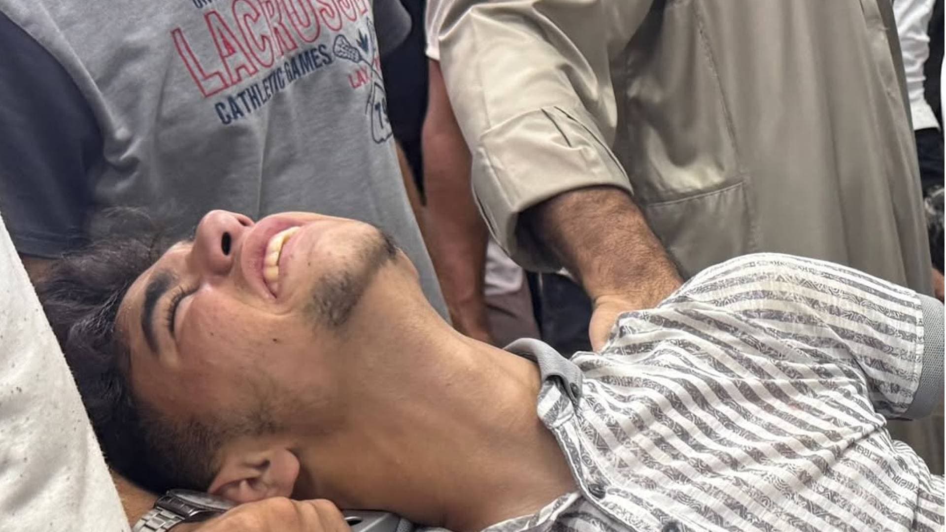 إصابة الناشط الفلسطيني عبود بطاح برصاص الاحتلال أثناء تغطيته معاناة منتظري المساعدات في غزة