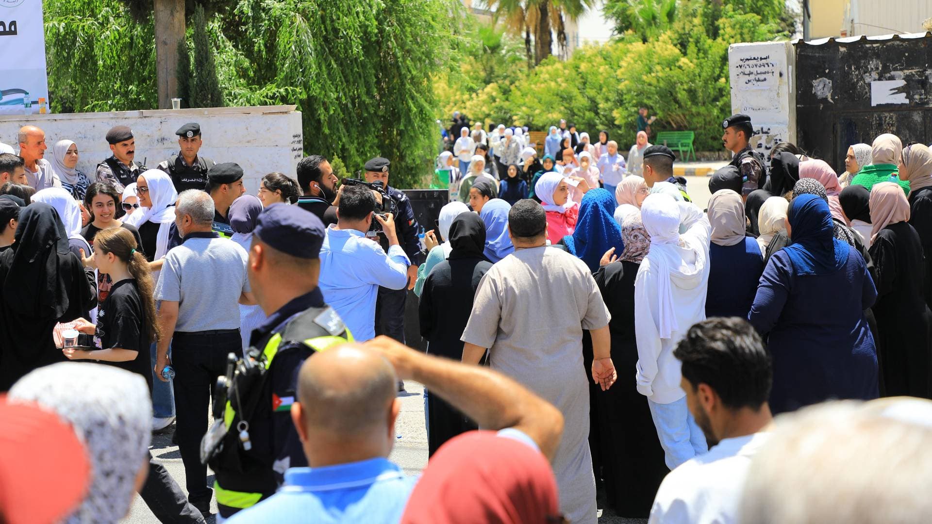 طلبة "توجيهي السنة الأولى": امتحان اللغة الإنجليزية سهل وصعب