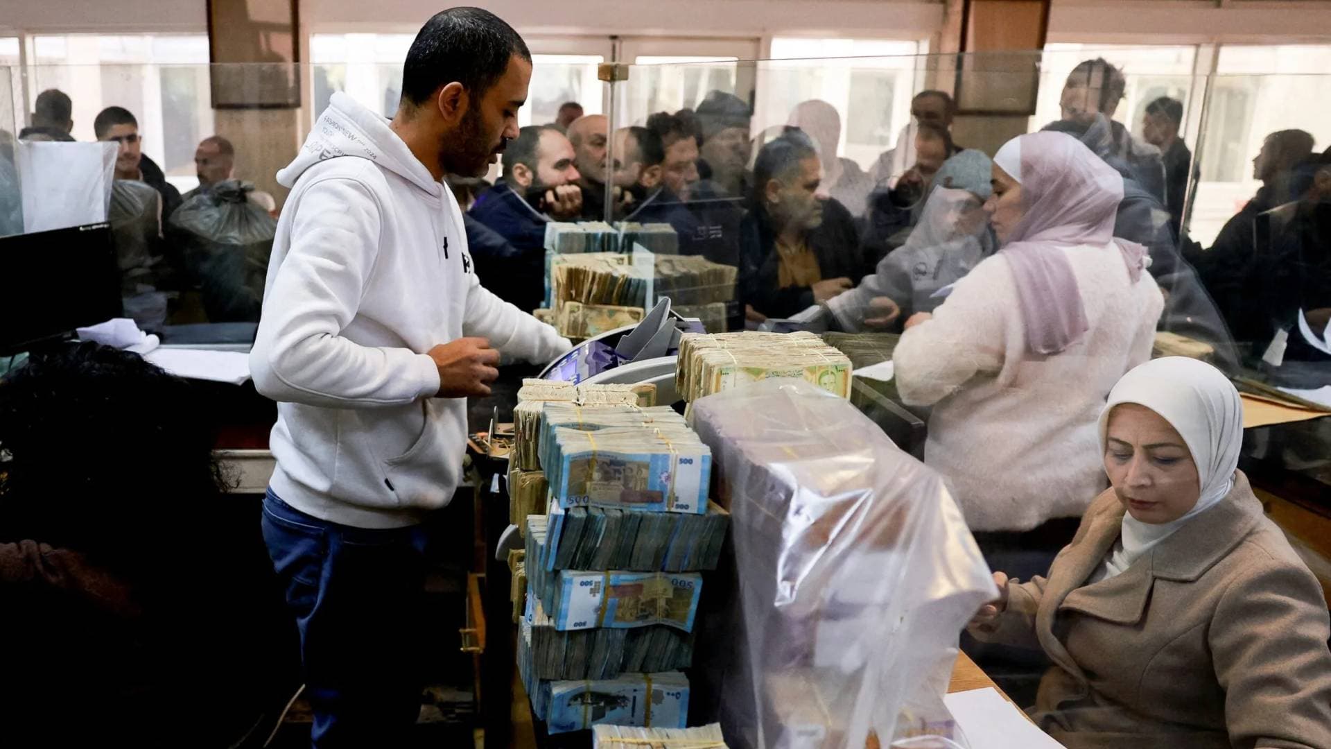 تعرف إلى سعر صرف الليرة السورية مقابل العملات الأجنبية